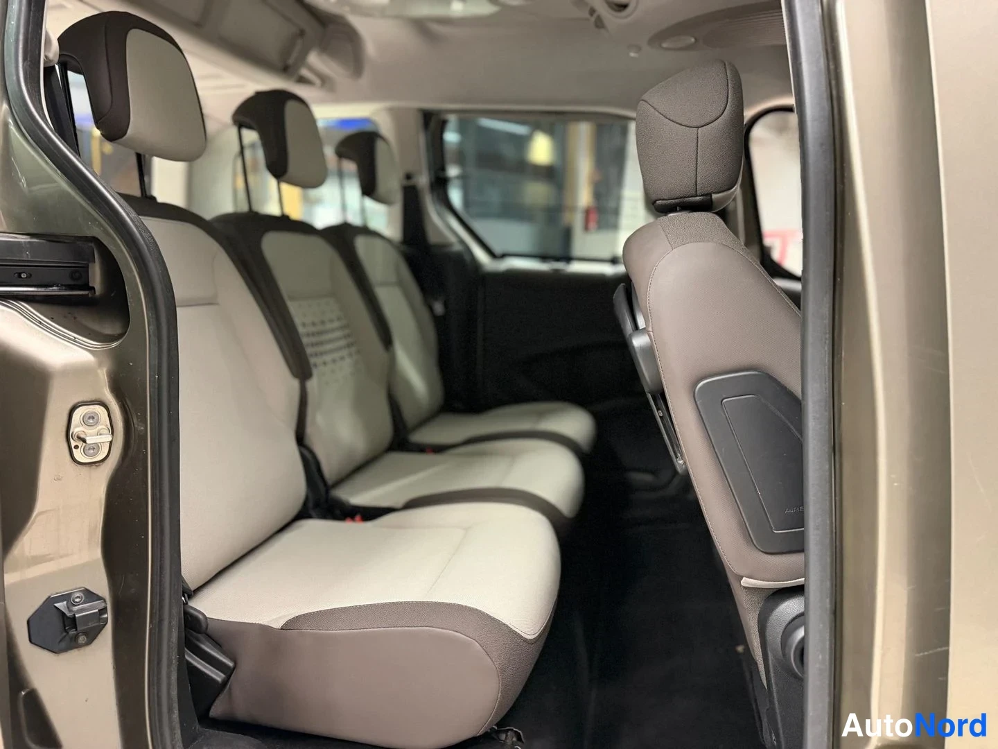 Harmaa Citroen Berlingo 2014, takaistuimet, kuva 10