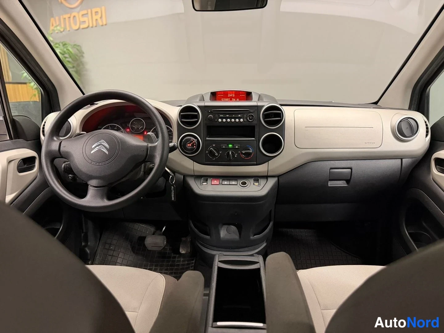 Harmaa Citroen Berlingo 2014, ohjaamo, kuva 7