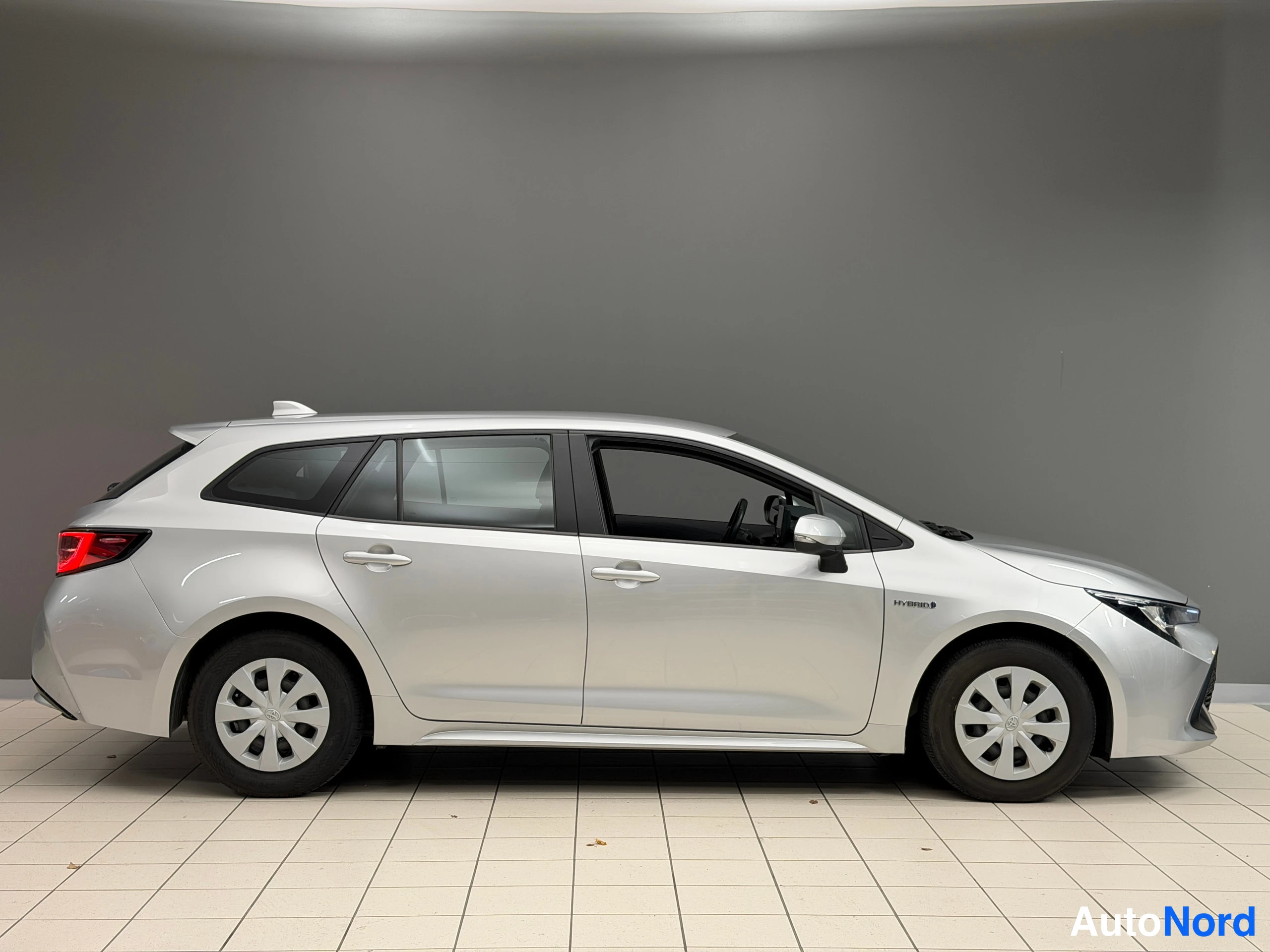 Hopea Toyota Corolla Touring 2020, etuviisto, keula oikealle, kuva 9