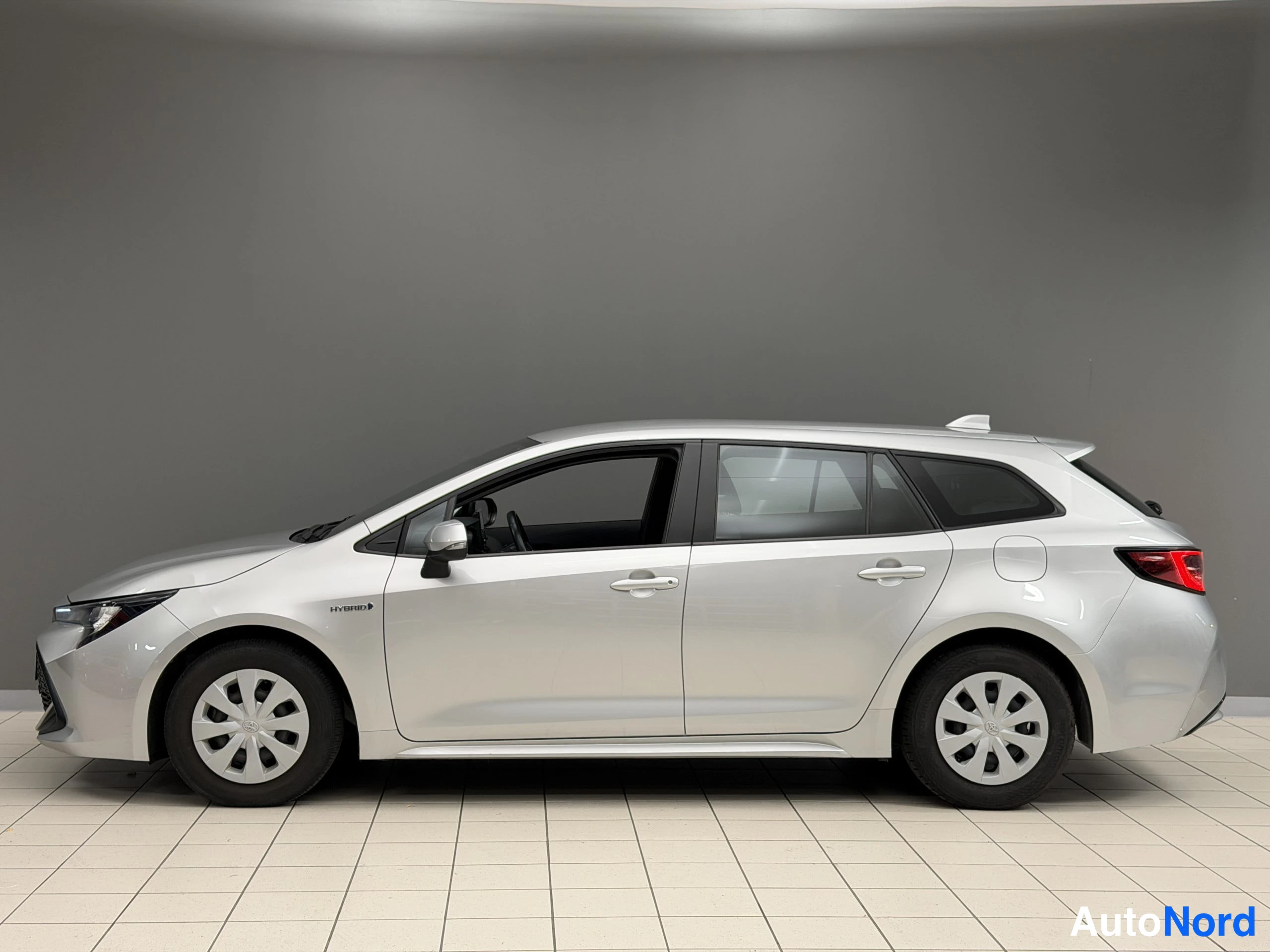 Hopea Toyota Corolla Touring 2020, etuviisto, keula vasemmalle, kuva 3