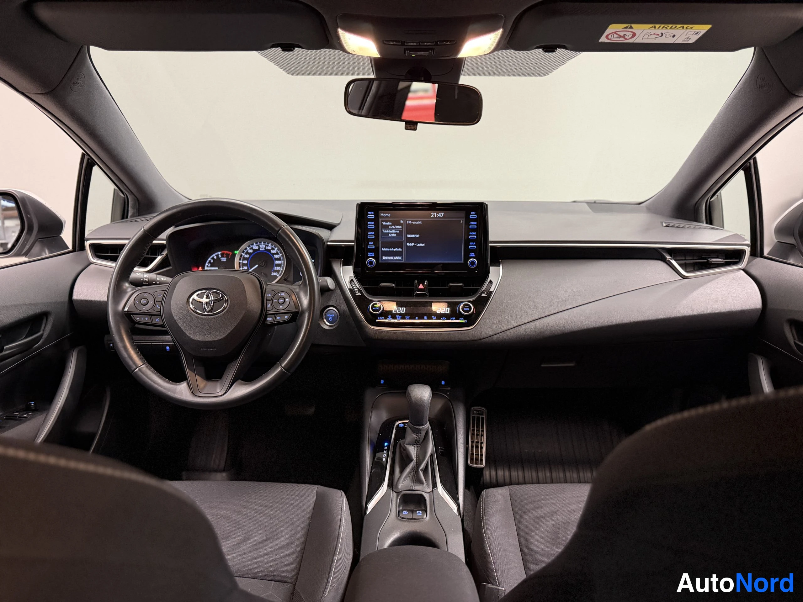 Hopea Toyota Corolla Touring 2020, ohjaamo, kuva 15