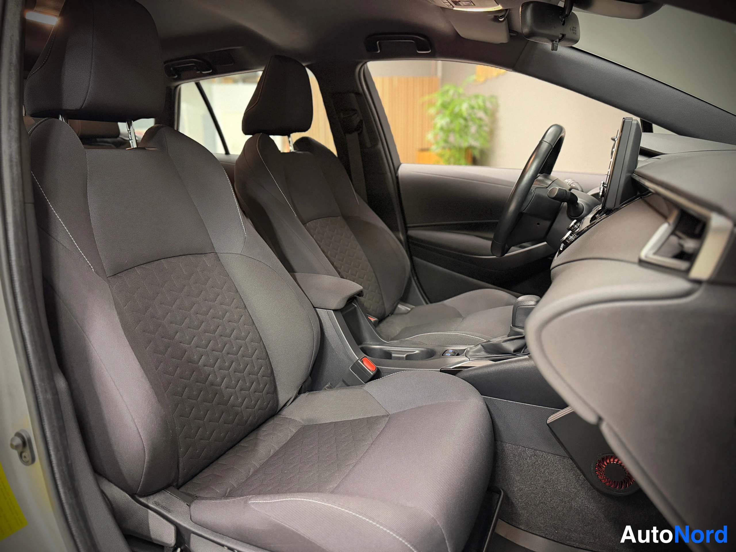 Hopea Toyota Corolla Touring 2020, etuistuimet, kuva 18