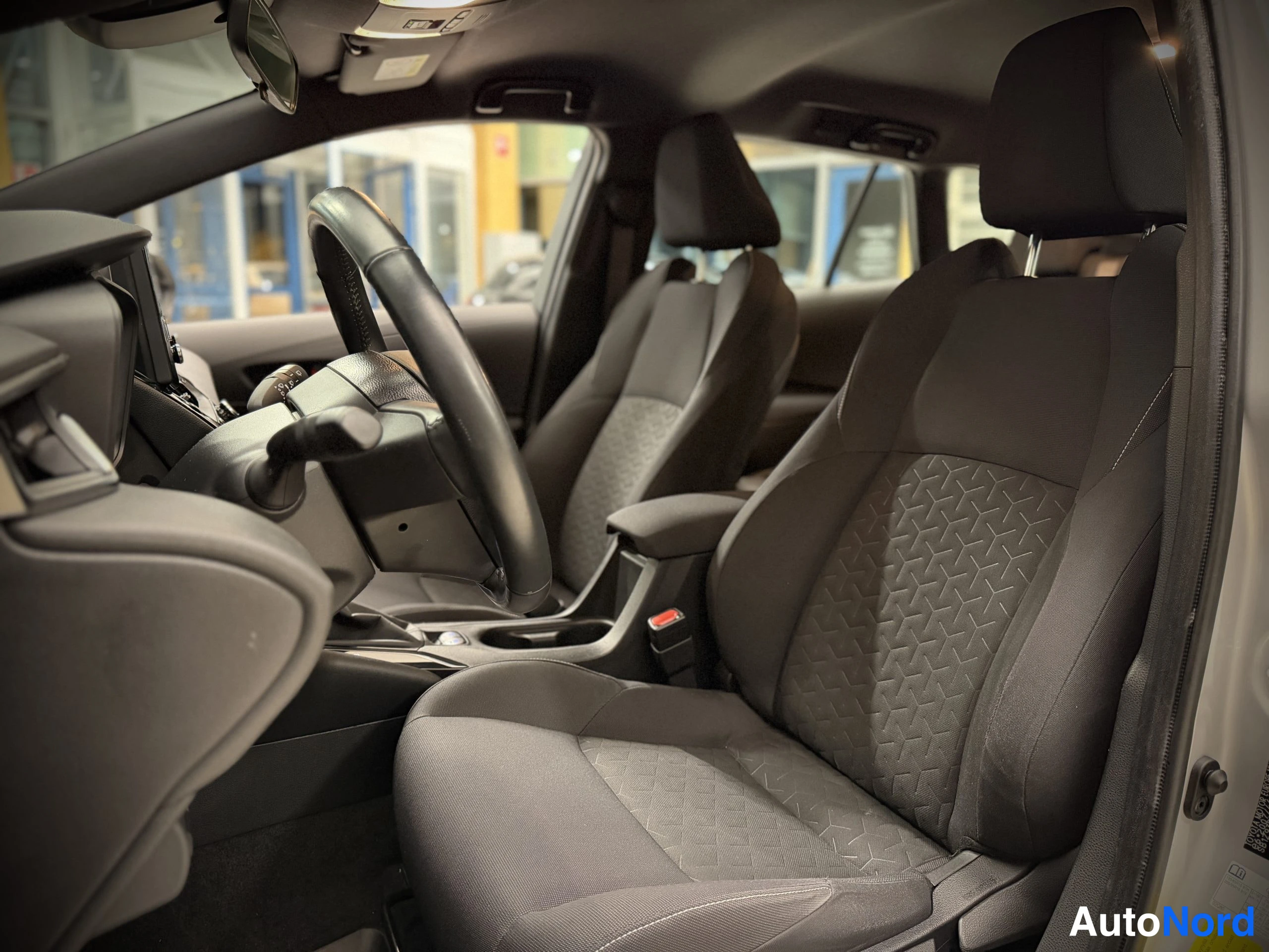 Hopea Toyota Corolla Touring 2020, etuistuimet, kuva 21