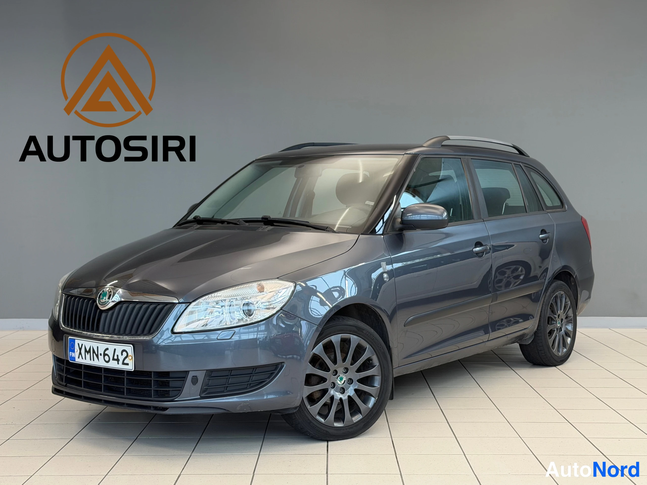 Harmaa Skoda Fabia 2012, etuviisto, keula vasemmalle, kuva 4