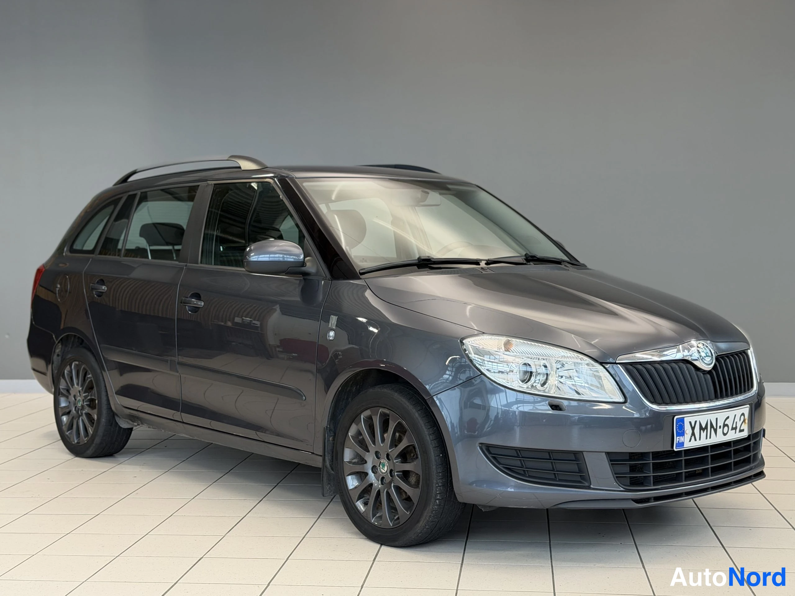 Harmaa Skoda Fabia 2012, etuviisto, keula oikealle, kuva 6