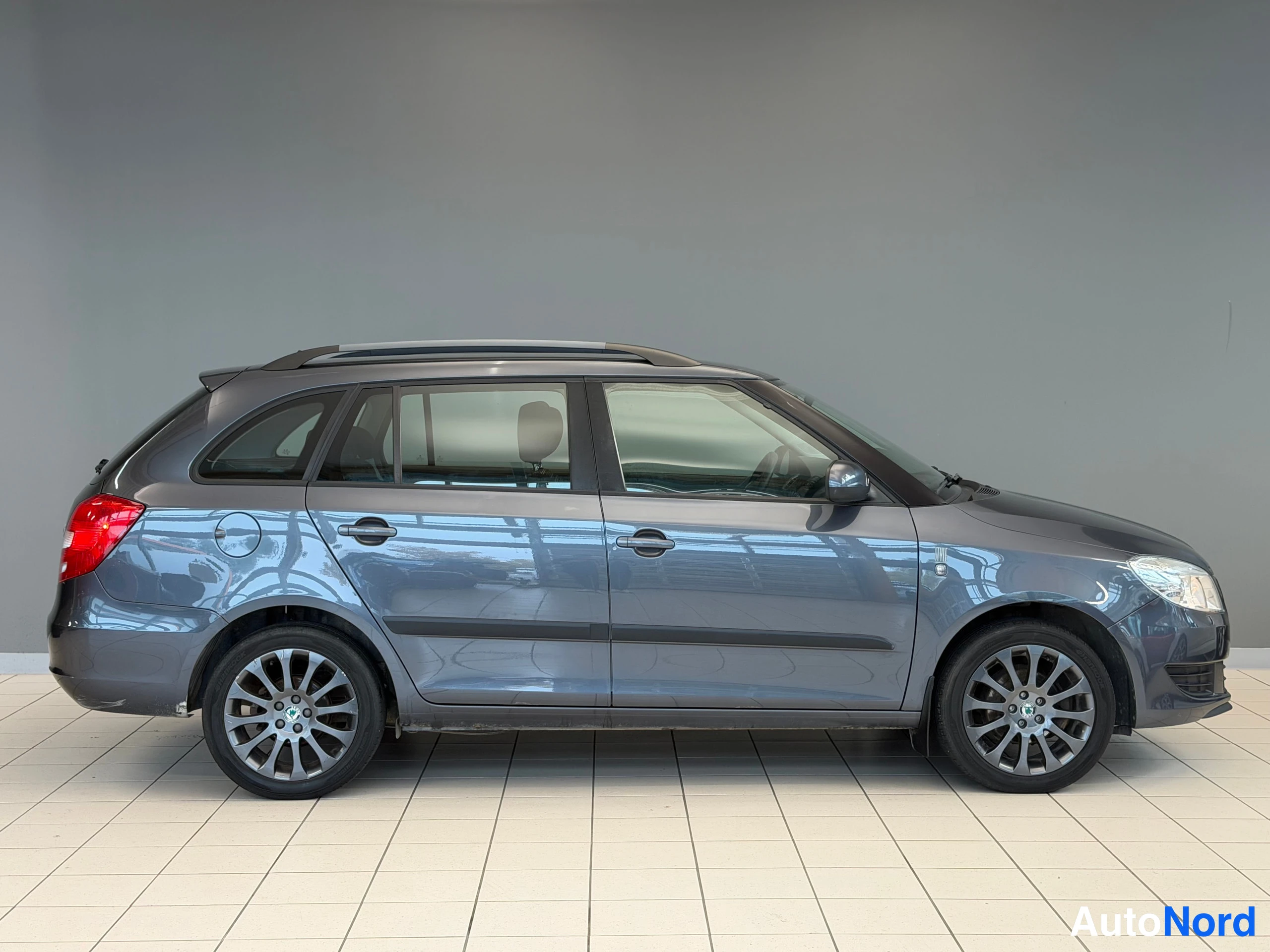 Harmaa Skoda Fabia 2012, sivulta, kuva 10