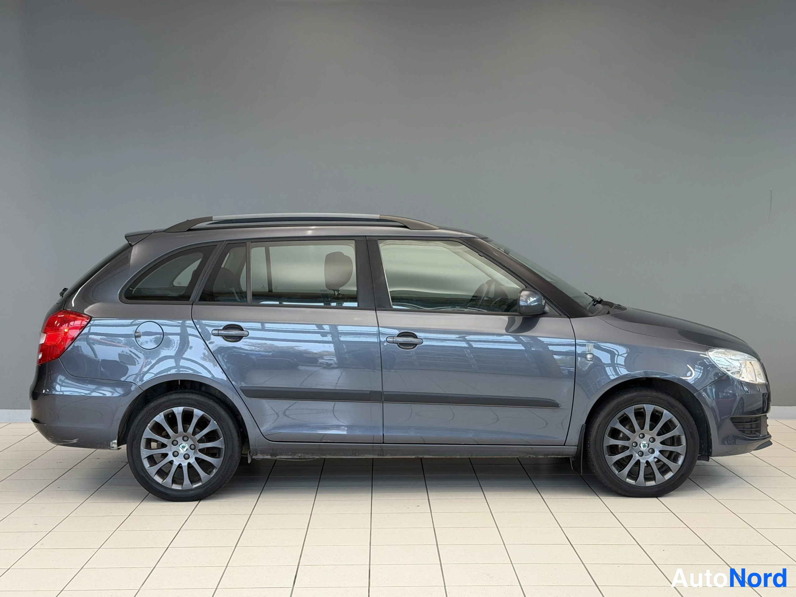 Harmaa Skoda Fabia 2012, etuviisto, keula oikealle, kuva 7
