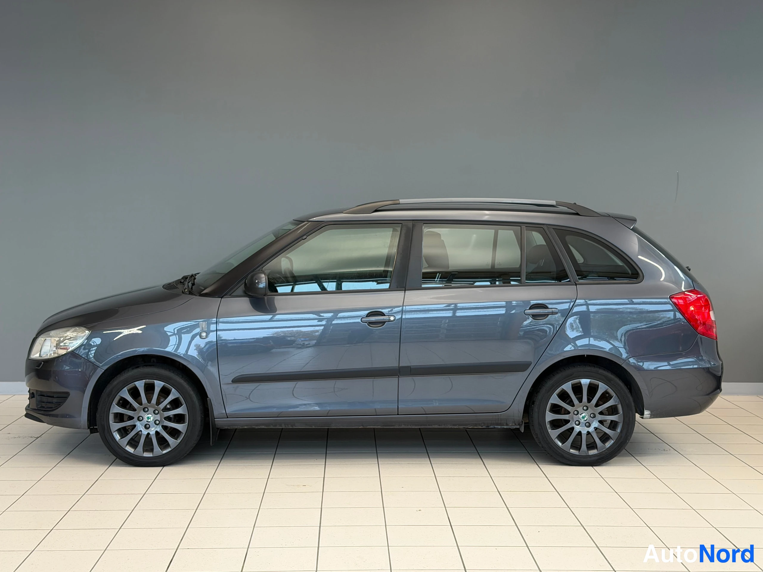 Harmaa Skoda Fabia 2012, etuviisto, keula vasemmalle, kuva 2