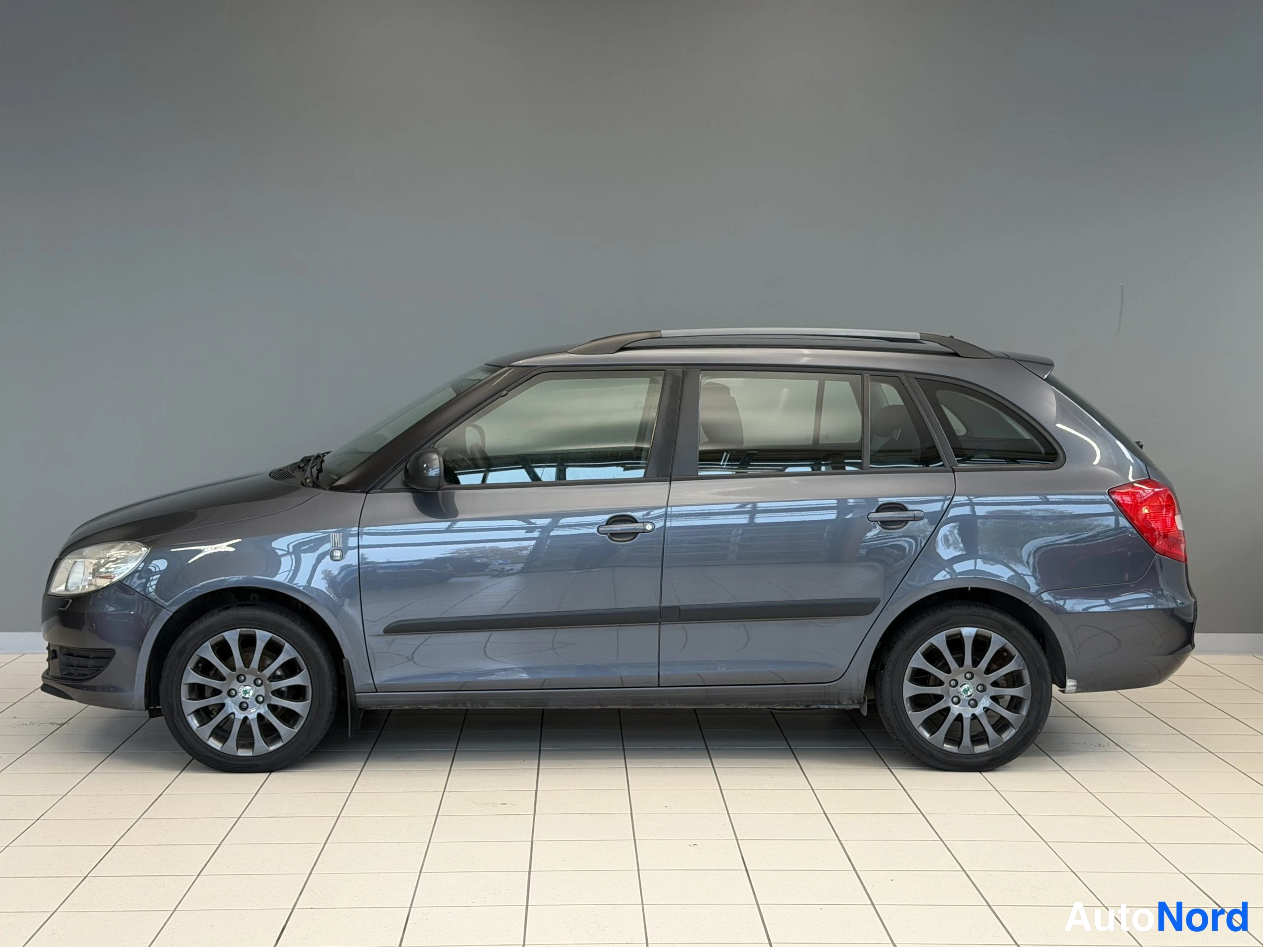 Harmaa Skoda Fabia 2012, etuviisto, keula vasemmalle, kuva 3
