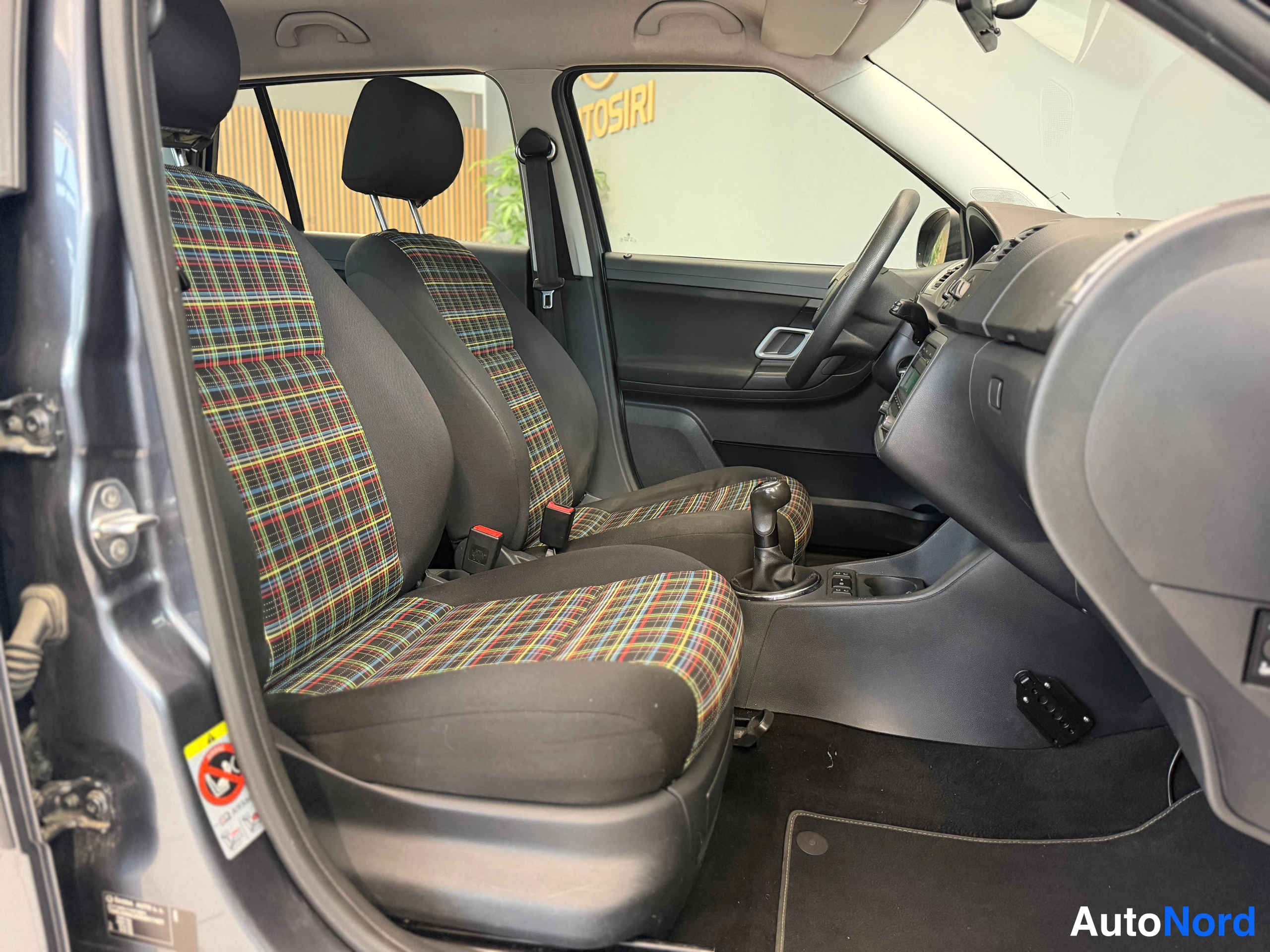 Harmaa Skoda Fabia 2012, etuistuimet, kuva 24