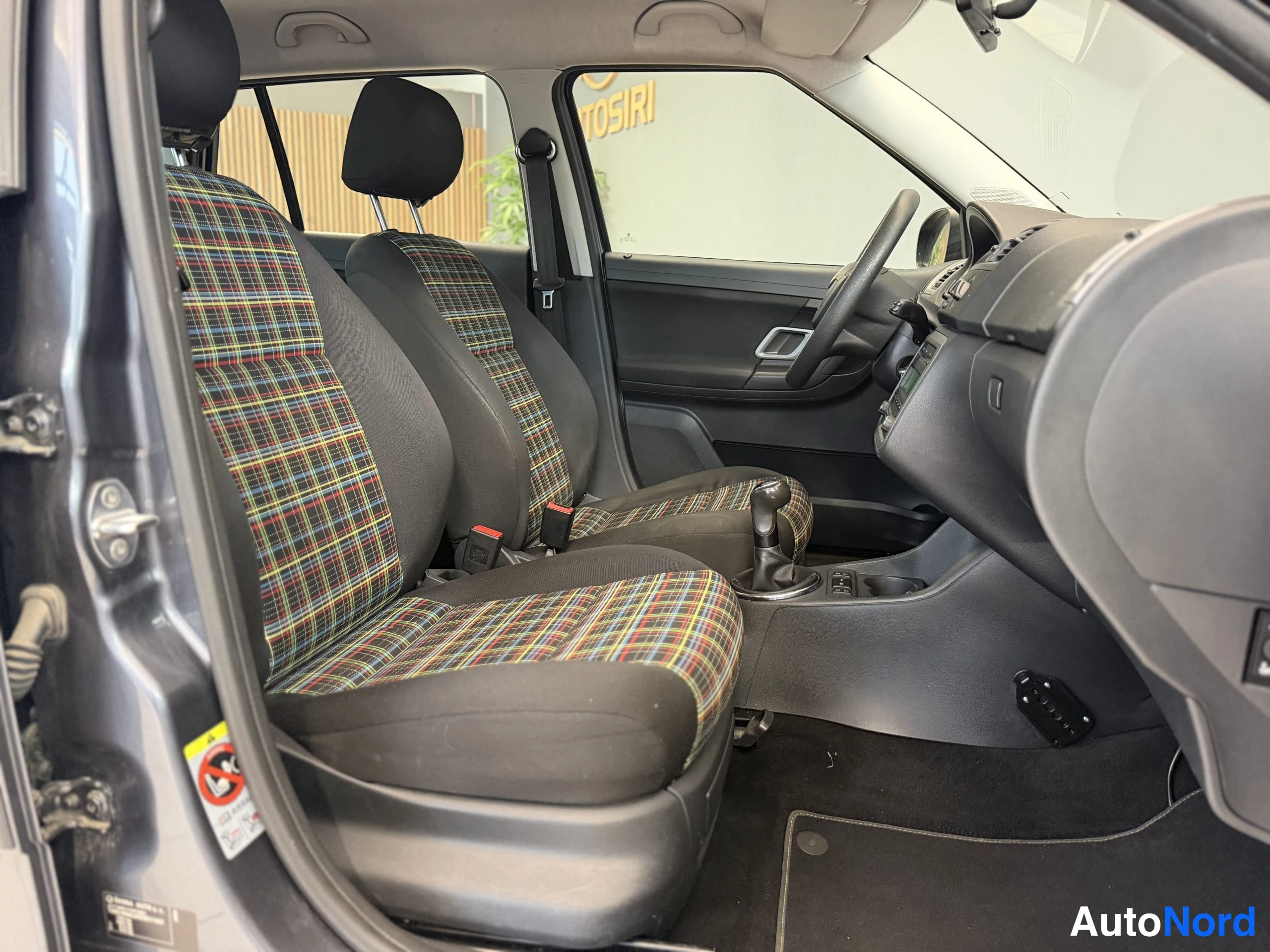 Harmaa Skoda Fabia 2012, etuistuimet, kuva 25