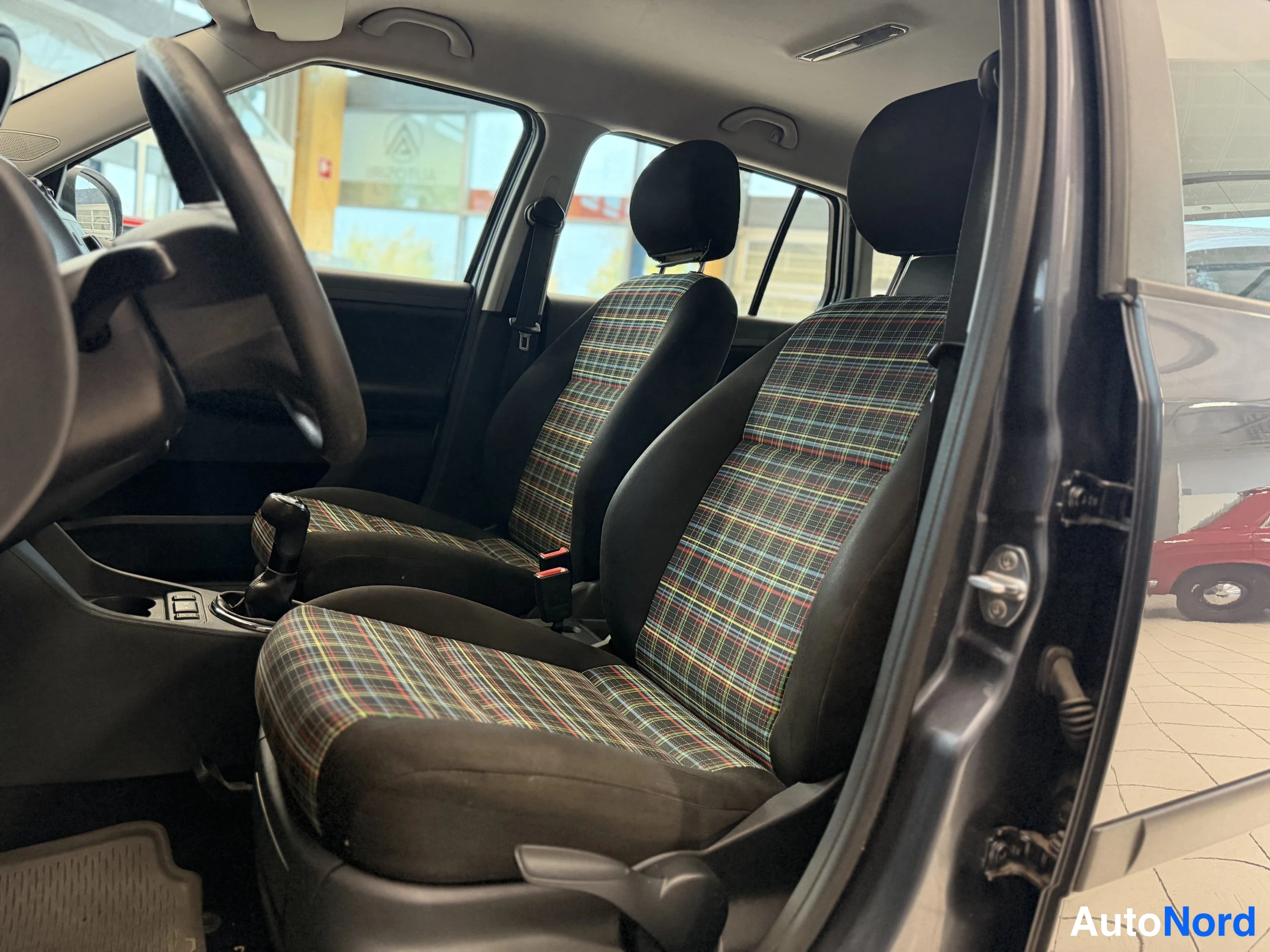 Harmaa Skoda Fabia 2012, etuistuimet, kuva 27