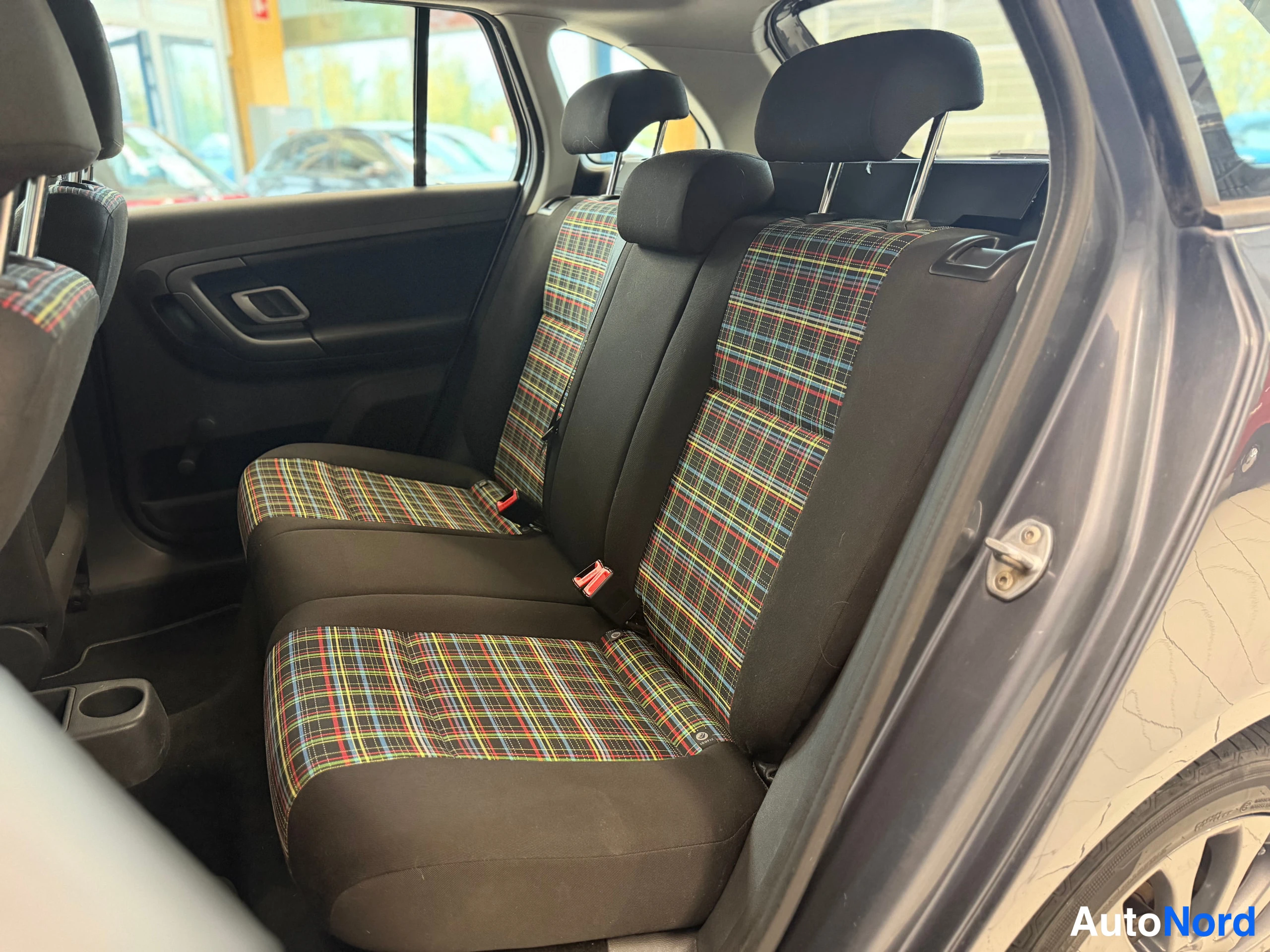 Harmaa Skoda Fabia 2012, takaistuimet, kuva 28