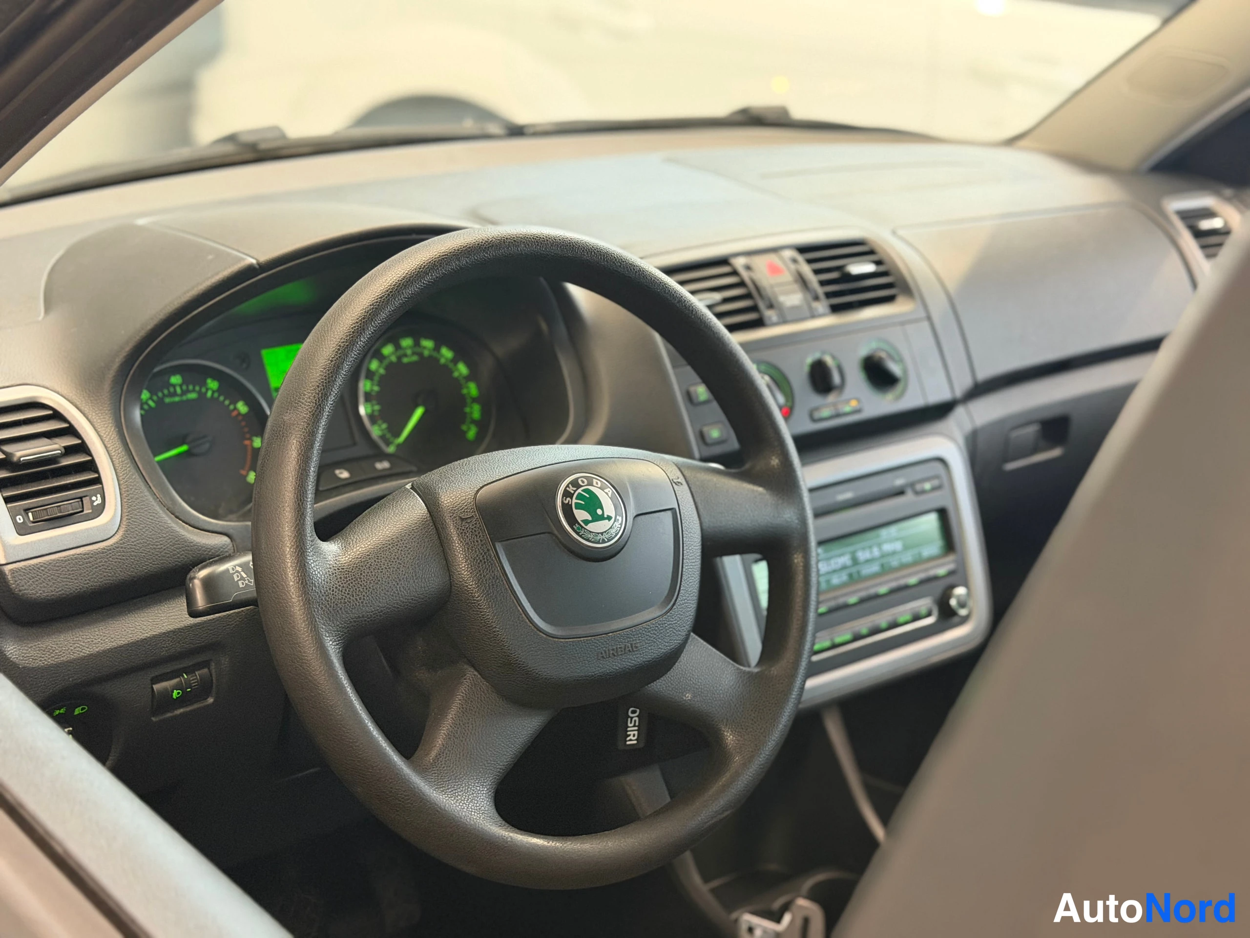 Harmaa Skoda Fabia 2012, ohjaamo, kuva 18