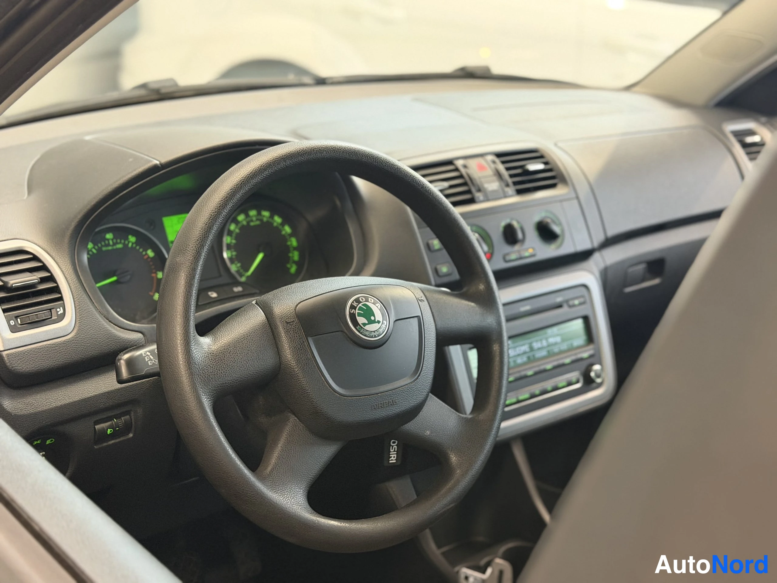 Harmaa Skoda Fabia 2012, ohjaamo, kuva 19