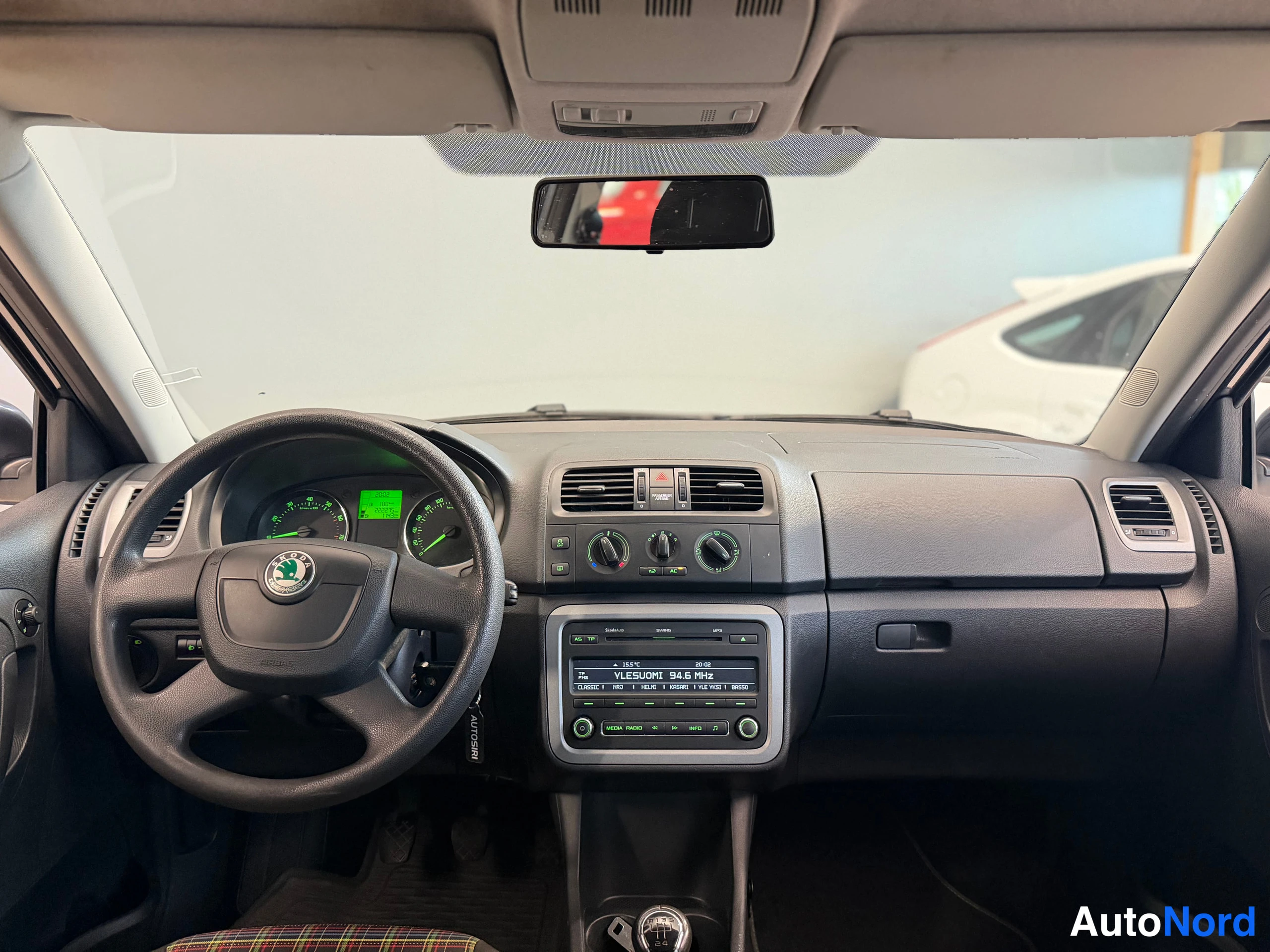 Harmaa Skoda Fabia 2012, ohjaamo, kuva 22