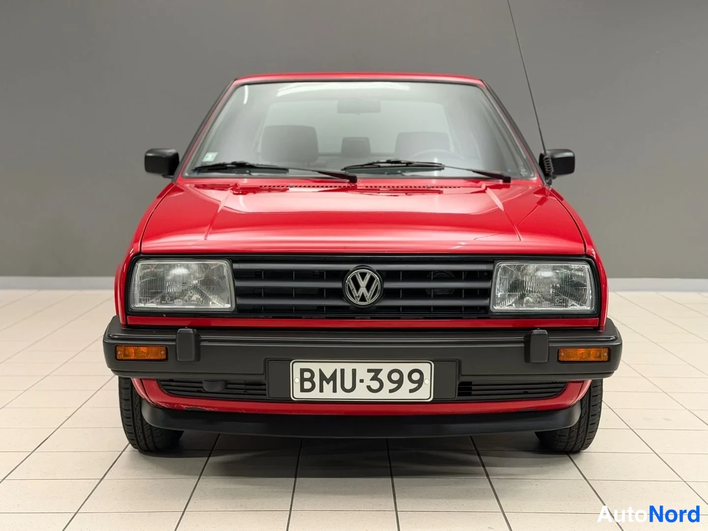 Punainen Volkswagen Jetta 1989, edestä, kuva 3