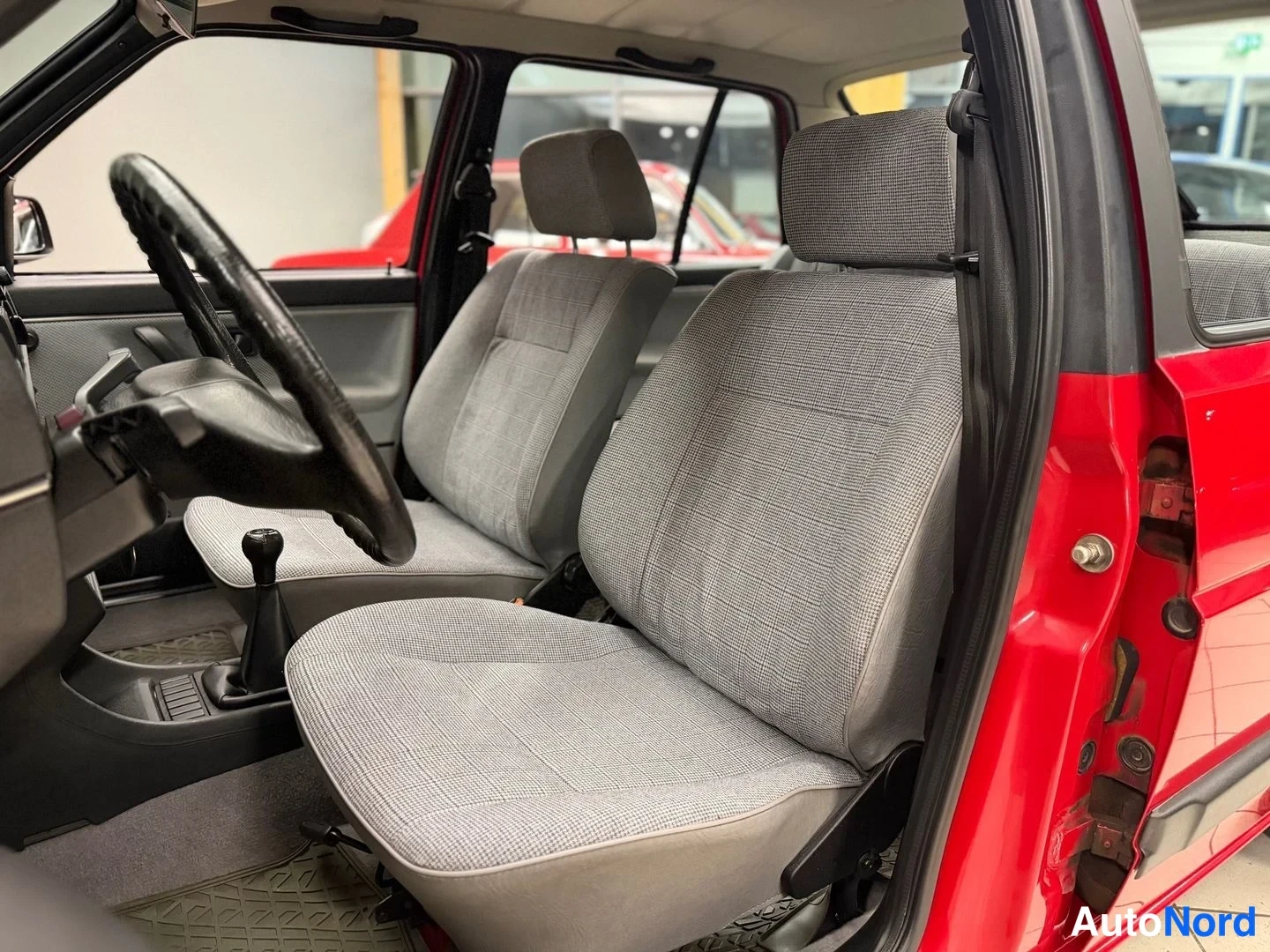 Punainen Volkswagen Jetta 1989, etuistuimet, kuva 15