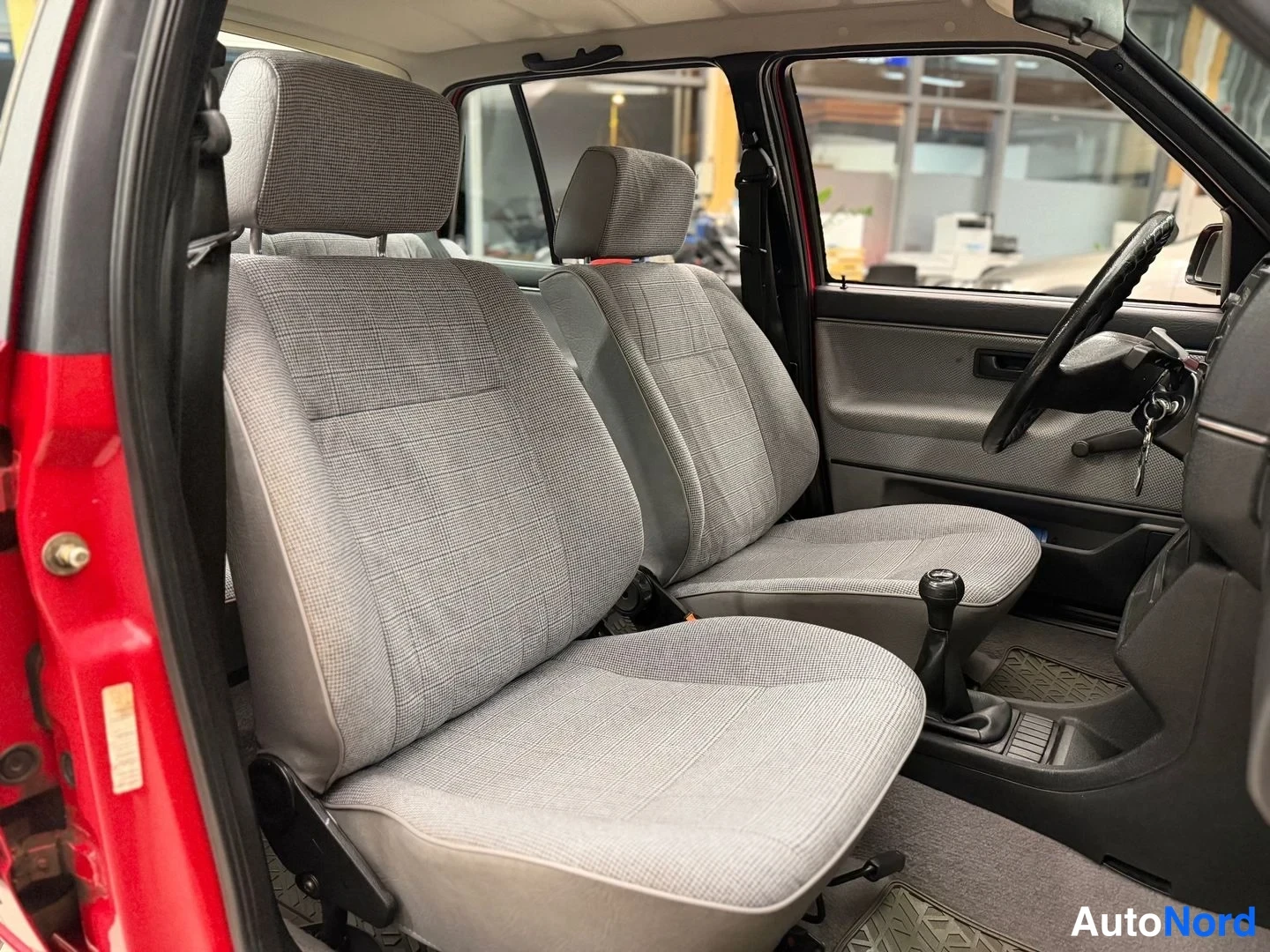 Punainen Volkswagen Jetta 1989, etuistuimet, kuva 16