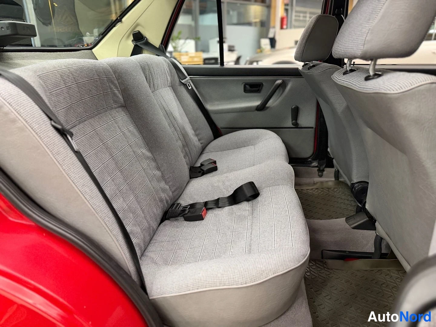 Punainen Volkswagen Jetta 1989, takaistuimet, kuva 17