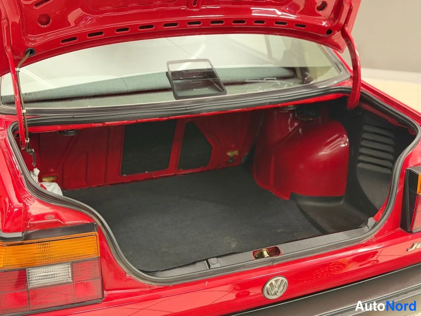Punainen Volkswagen Jetta 1989, tavaratila, kuva 18