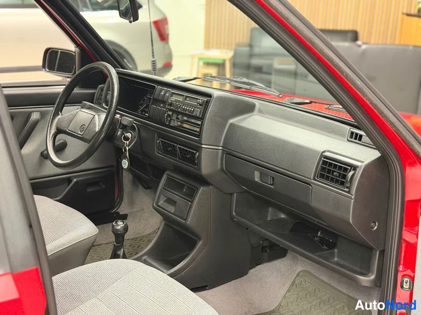 Punainen Volkswagen Jetta 1989, ohjaamo, kuva 10