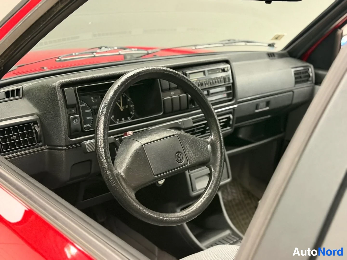 Punainen Volkswagen Jetta 1989, ohjaamo, kuva 11