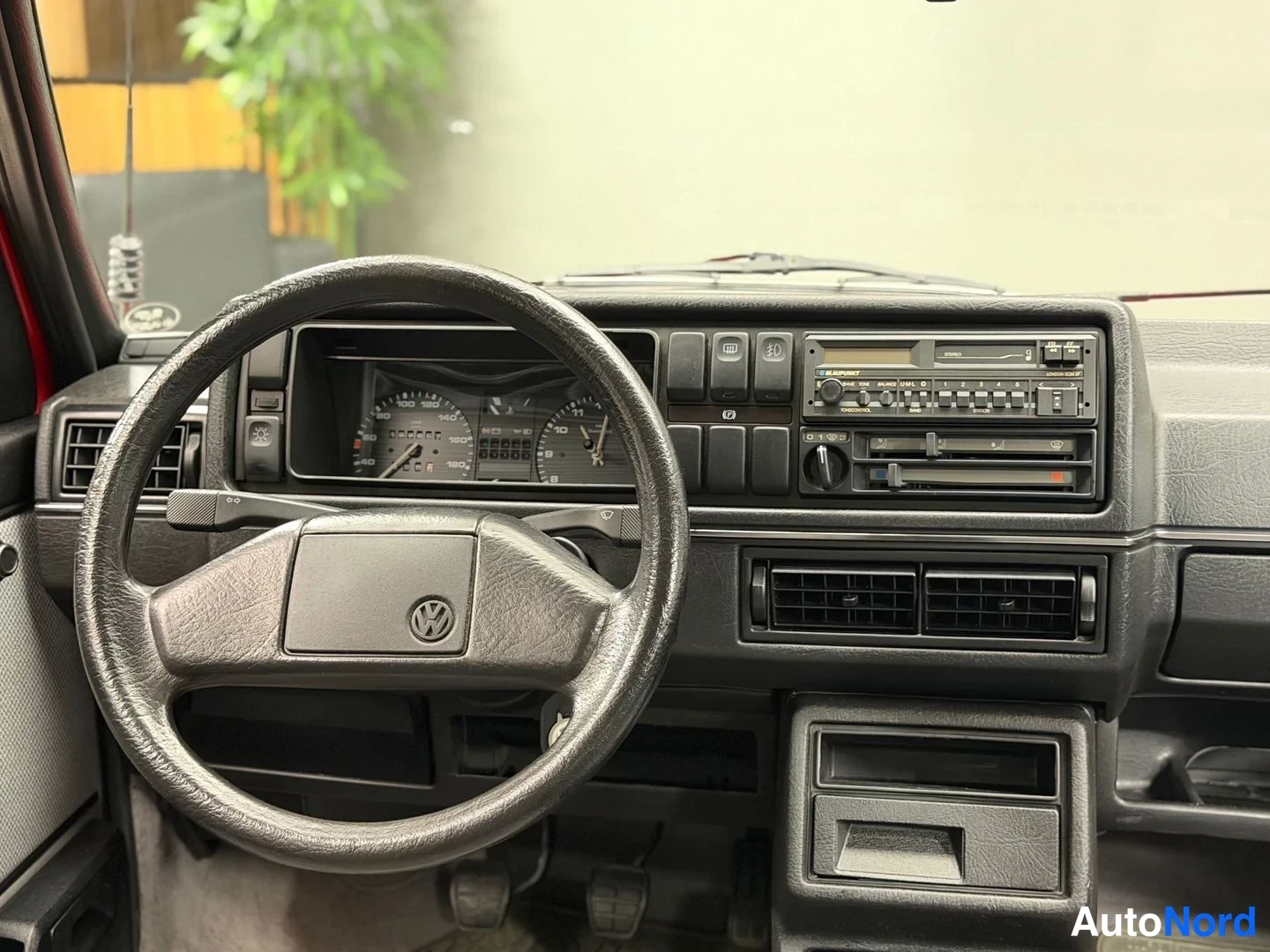 Punainen Volkswagen Jetta 1989, ohjaamo, kuva 12