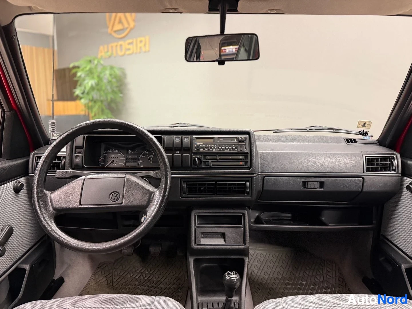 Punainen Volkswagen Jetta 1989, ohjaamo, kuva 14