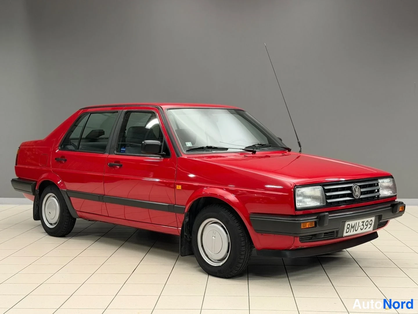 Punainen Volkswagen Jetta 1989, etuviisto, keula oikealle, kuva 2