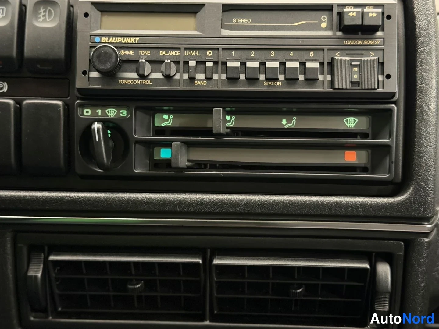 Punainen Volkswagen Jetta 1989, yksityiskohta, kuva 23