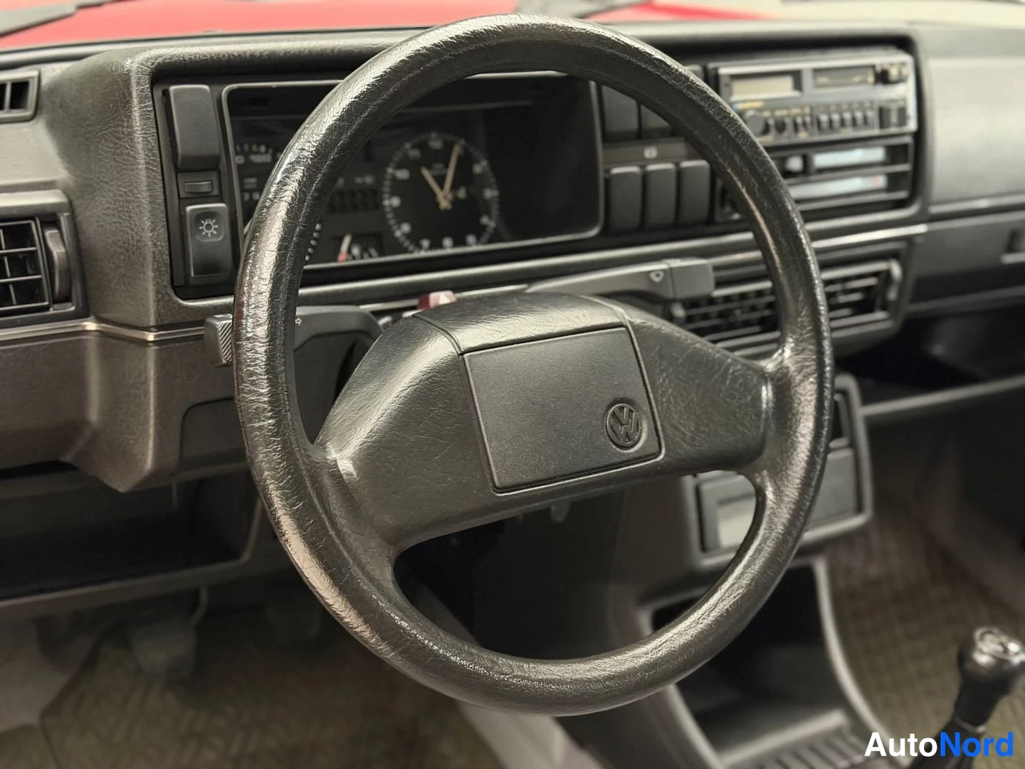 Punainen Volkswagen Jetta 1989, ohjaamo, kuva 13