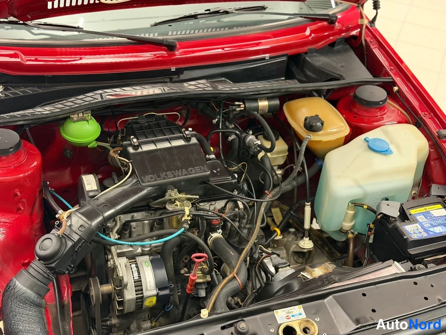 Punainen Volkswagen Jetta 1989, moottoritila, kuva 19