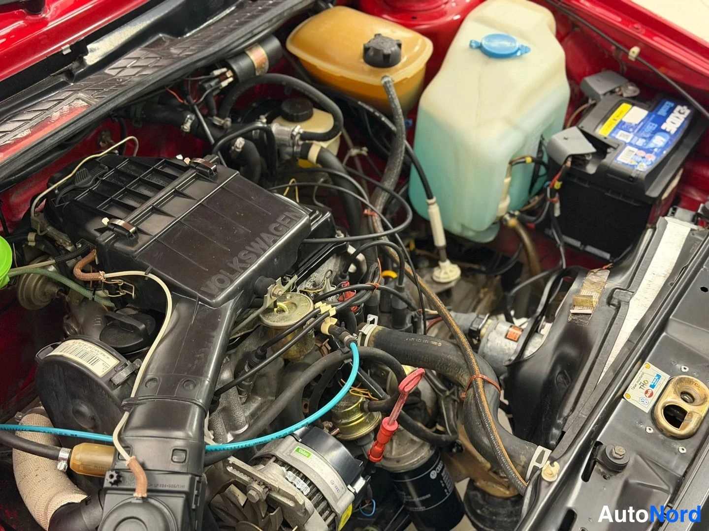 Punainen Volkswagen Jetta 1989, moottoritila, kuva 20