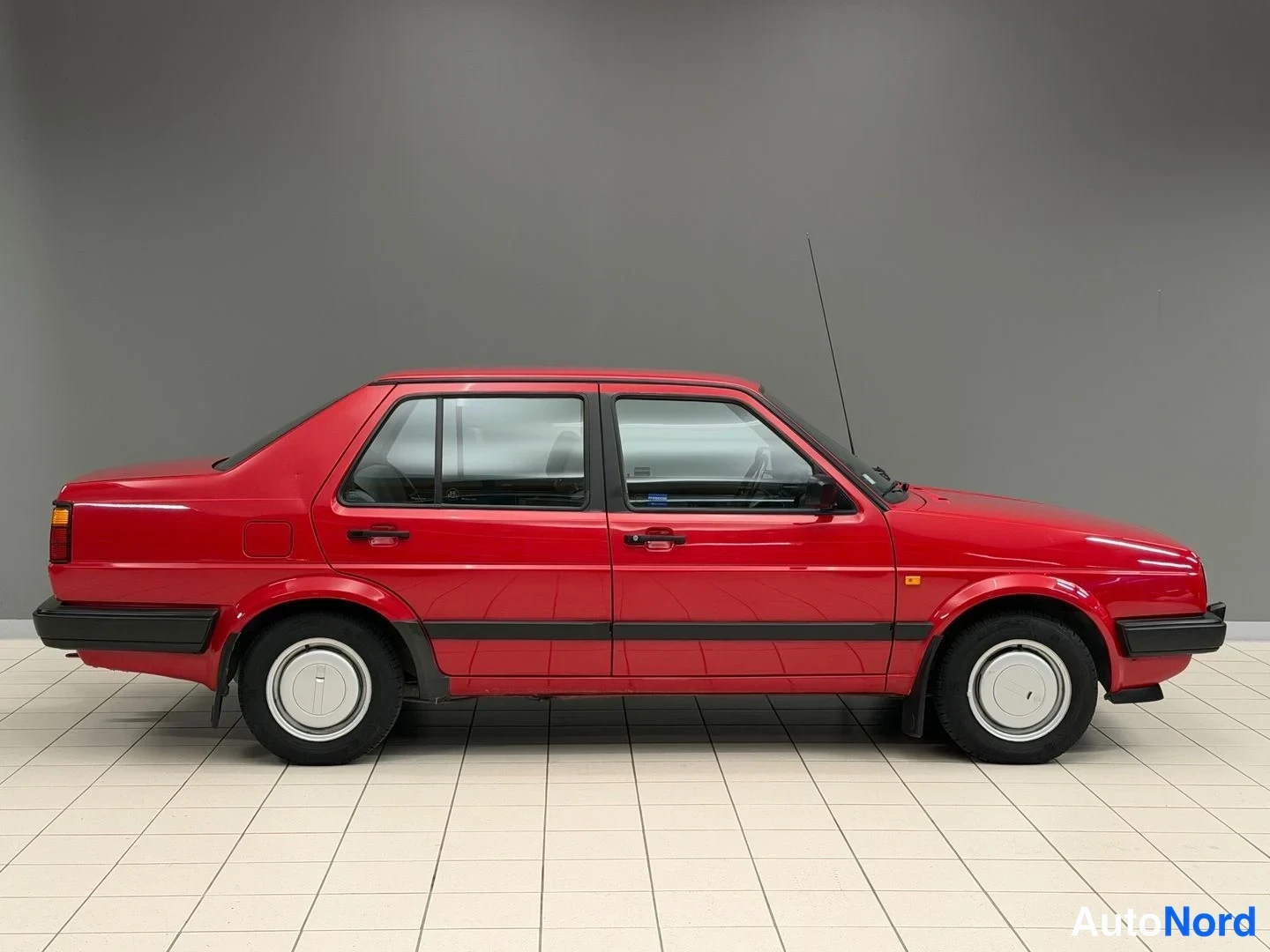 Punainen Volkswagen Jetta 1989, sivulta, kuva 4