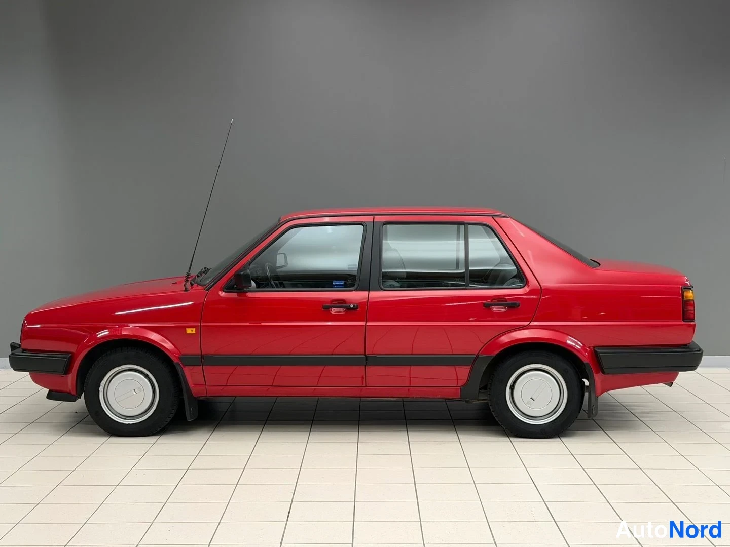 Punainen Volkswagen Jetta 1989, sivulta, kuva 5