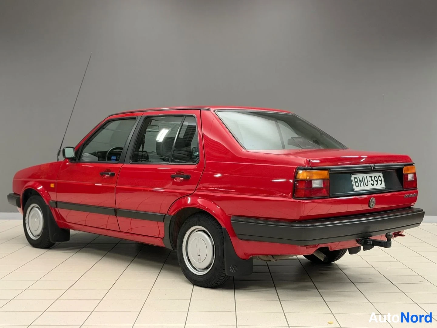 Punainen Volkswagen Jetta 1989, takaviisto, kuva 6