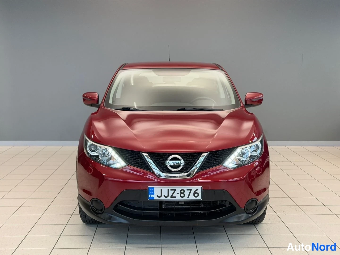 Punainen Nissan Qashqai 2016, edestä, kuva 4