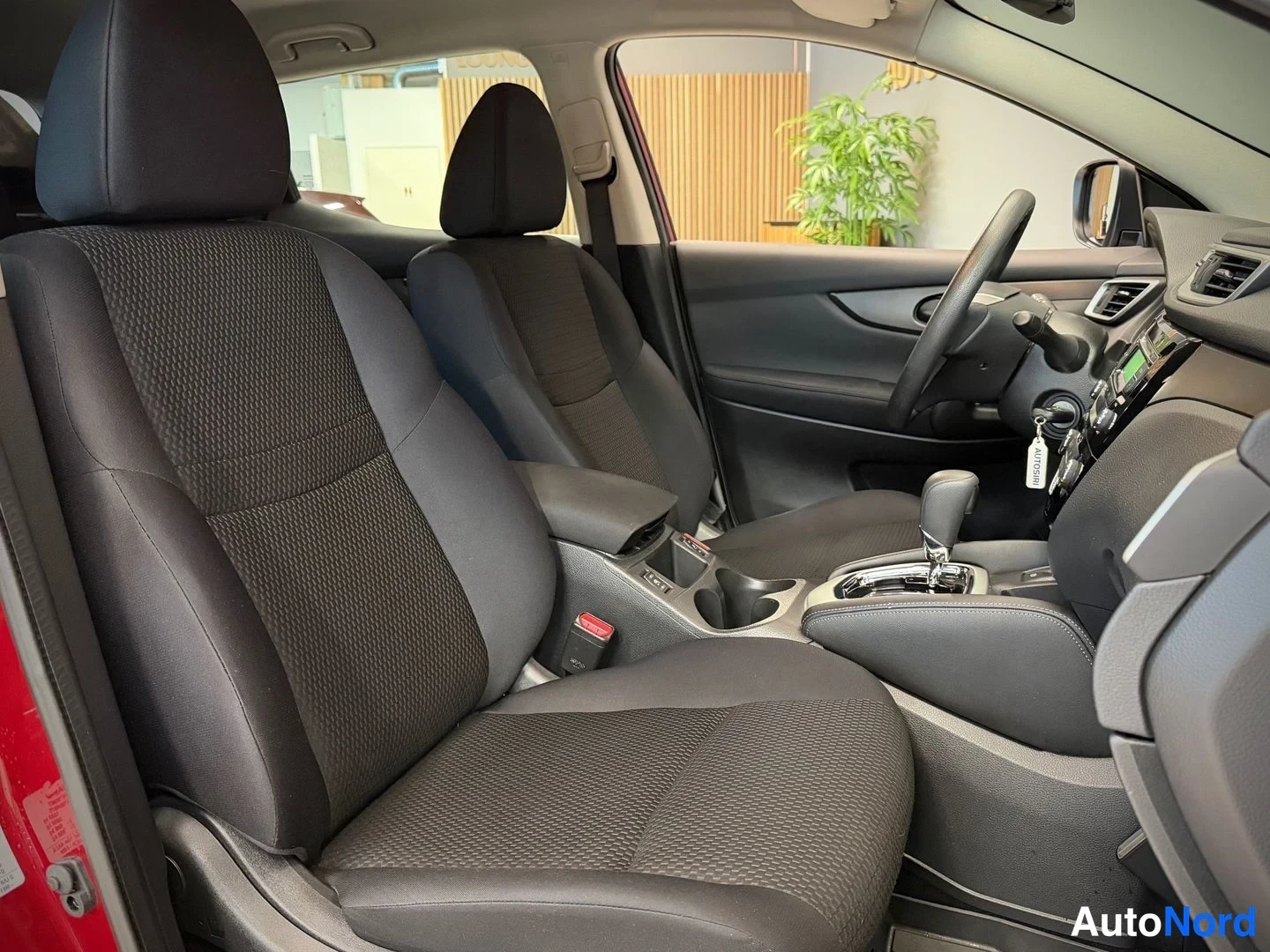 Punainen Nissan Qashqai 2016, etuistuimet, kuva 9