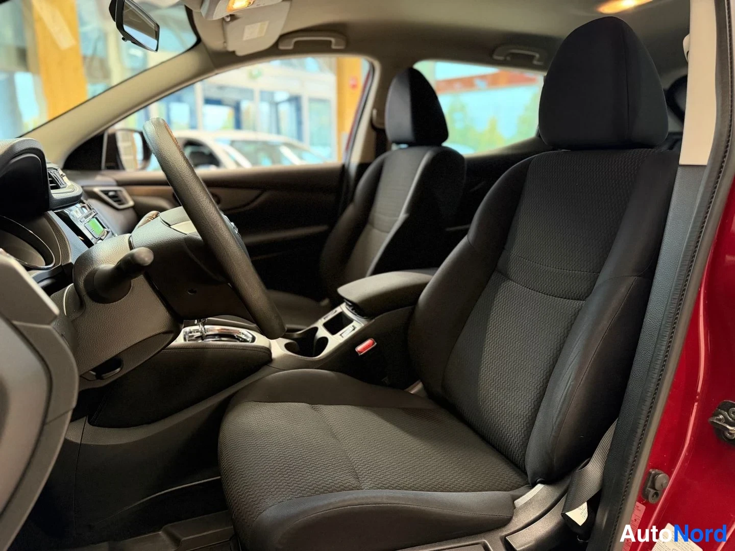 Punainen Nissan Qashqai 2016, etuistuimet, kuva 10
