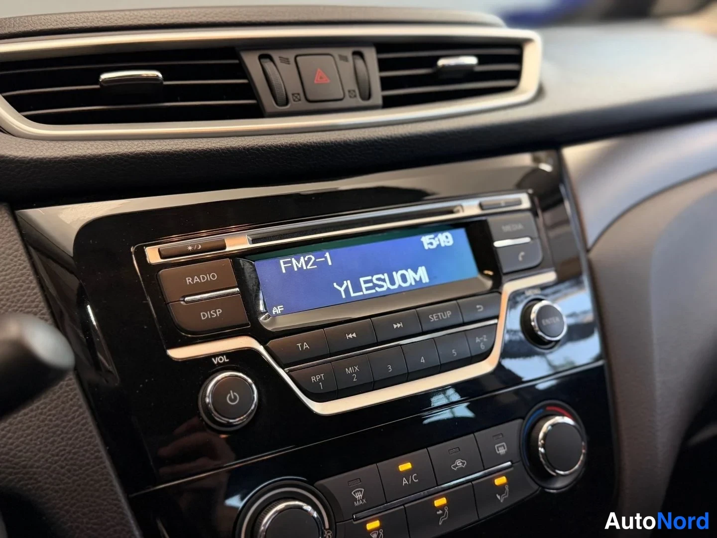 Punainen Nissan Qashqai 2016, yksityiskohta, kuva 15