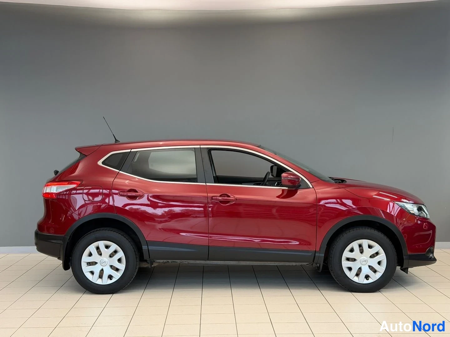 Punainen Nissan Qashqai 2016, sivulta, kuva 5