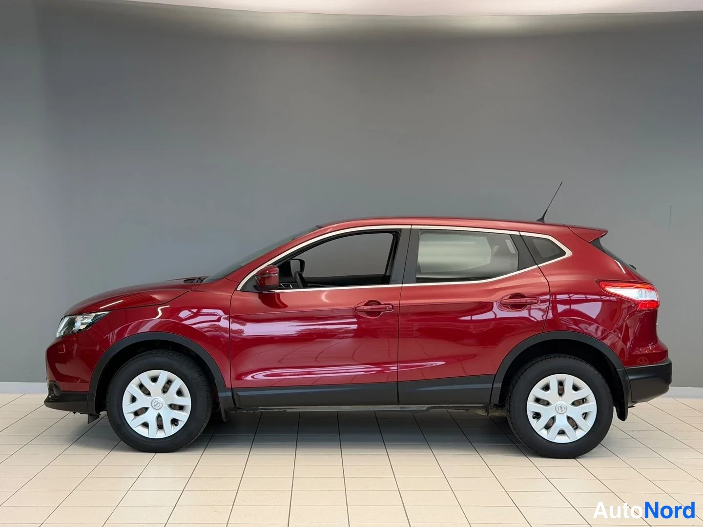 Punainen Nissan Qashqai 2016, etuviisto, keula vasemmalle, kuva 2