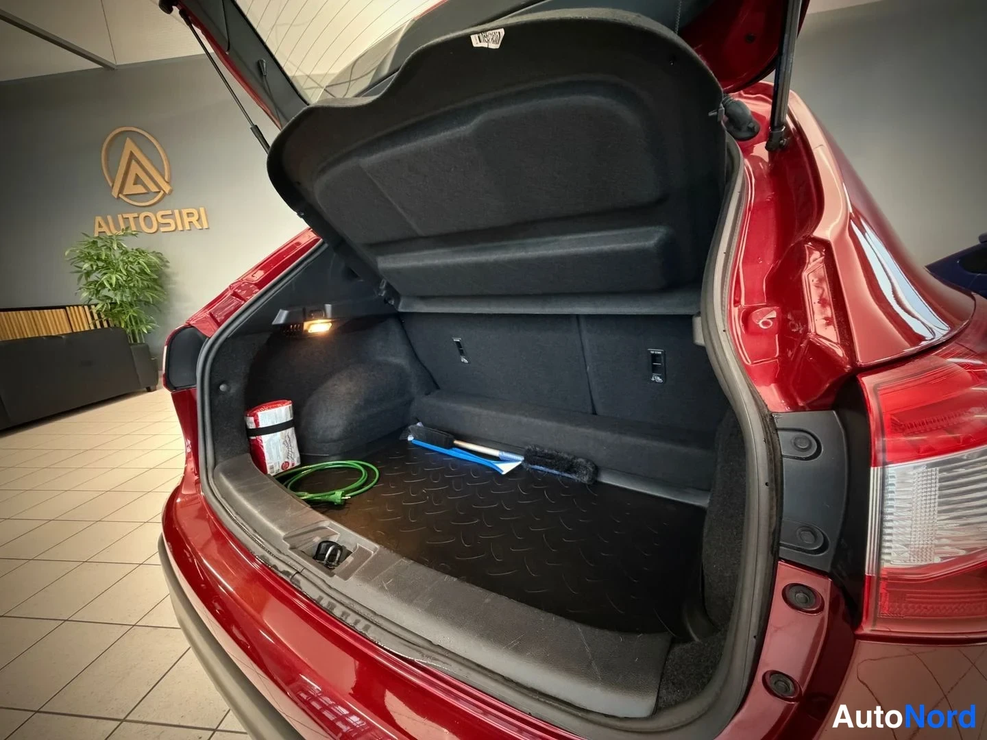Punainen Nissan Qashqai 2016, tavaratila, kuva 12