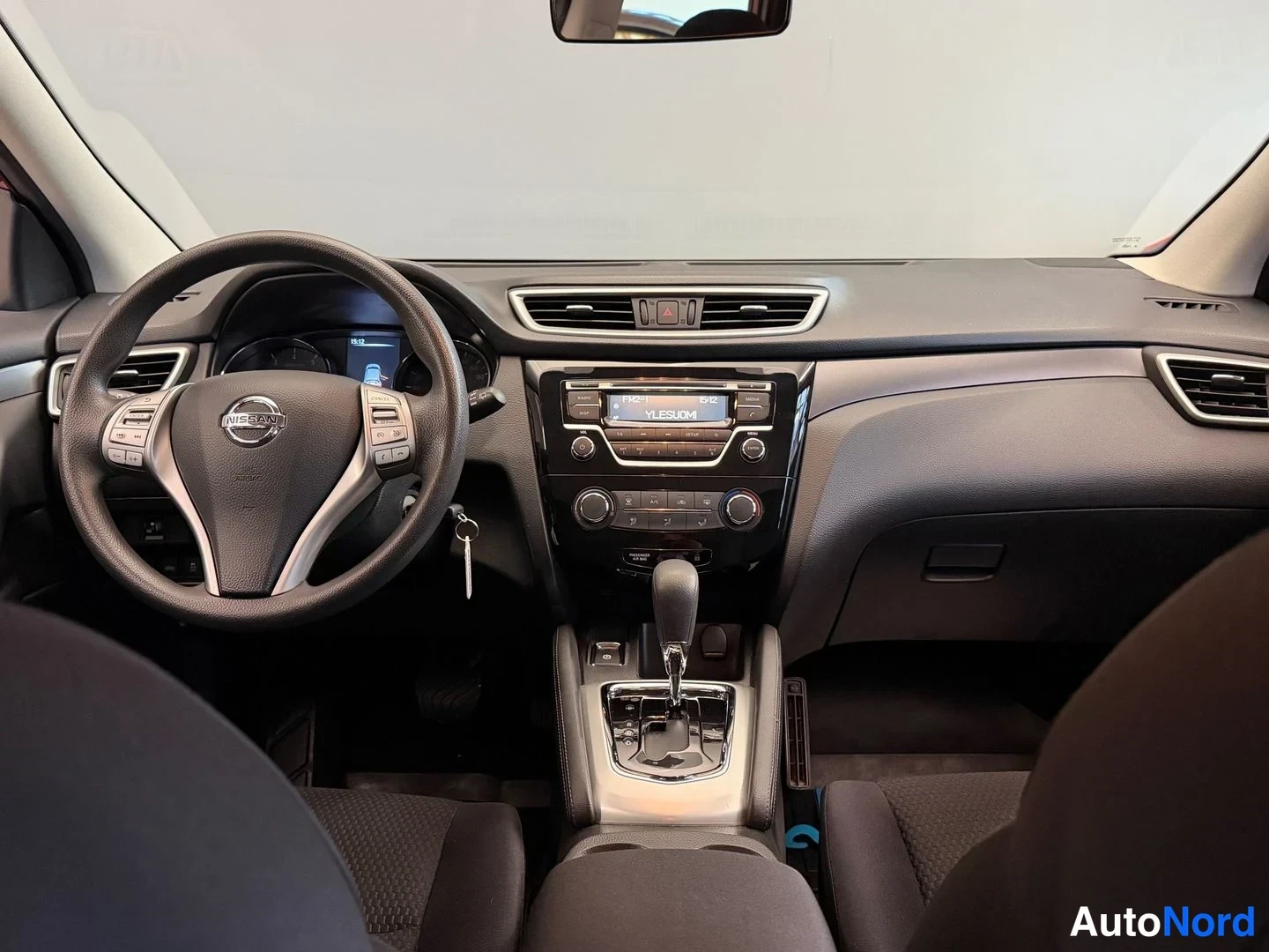 Punainen Nissan Qashqai 2016, ohjaamo, kuva 8