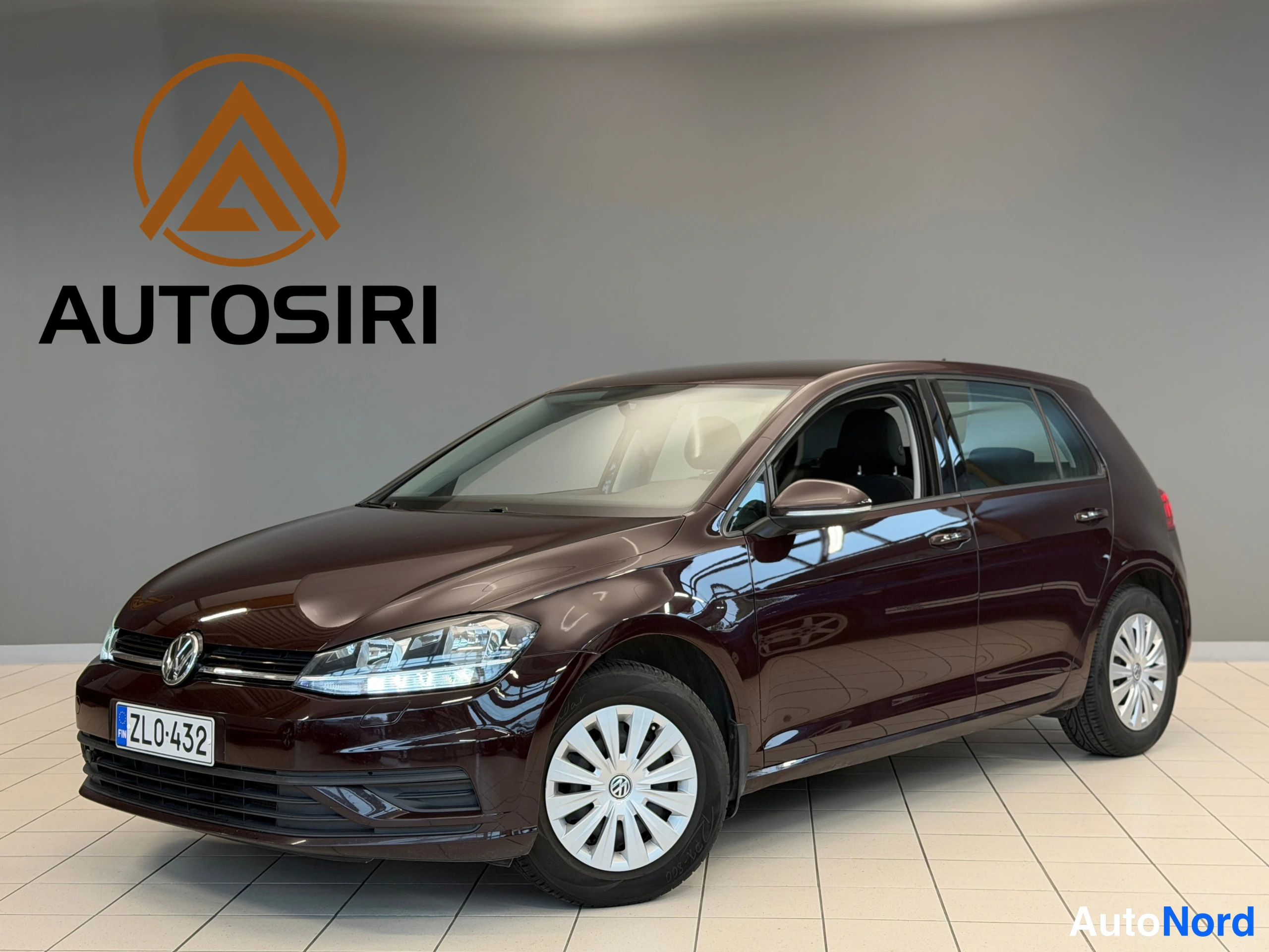 Musta Volkswagen Golf Trendline 2017, etuviisto, keula vasemmalle, kuva 2
