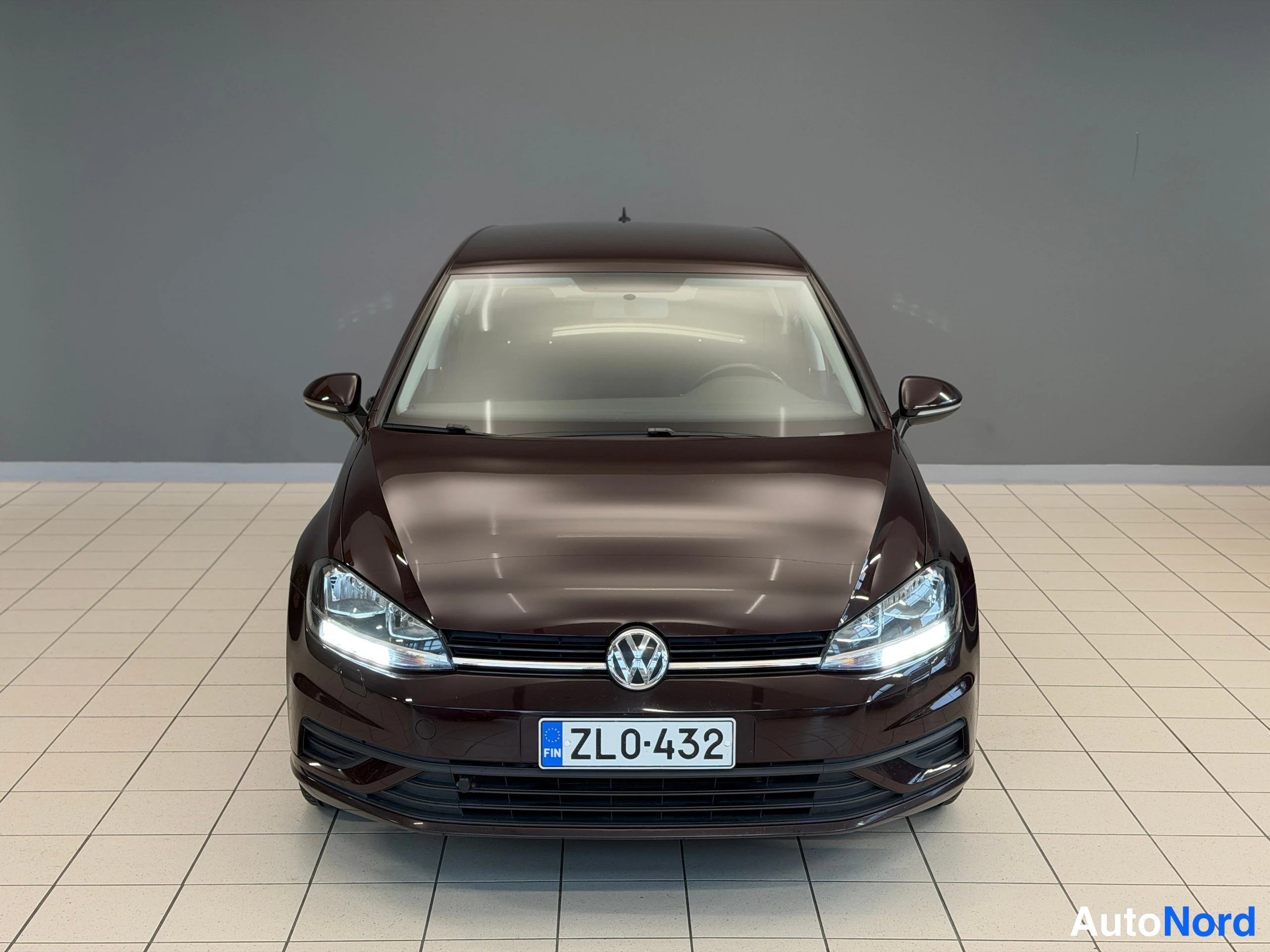 Musta Volkswagen Golf Trendline 2017, edestä, kuva 5