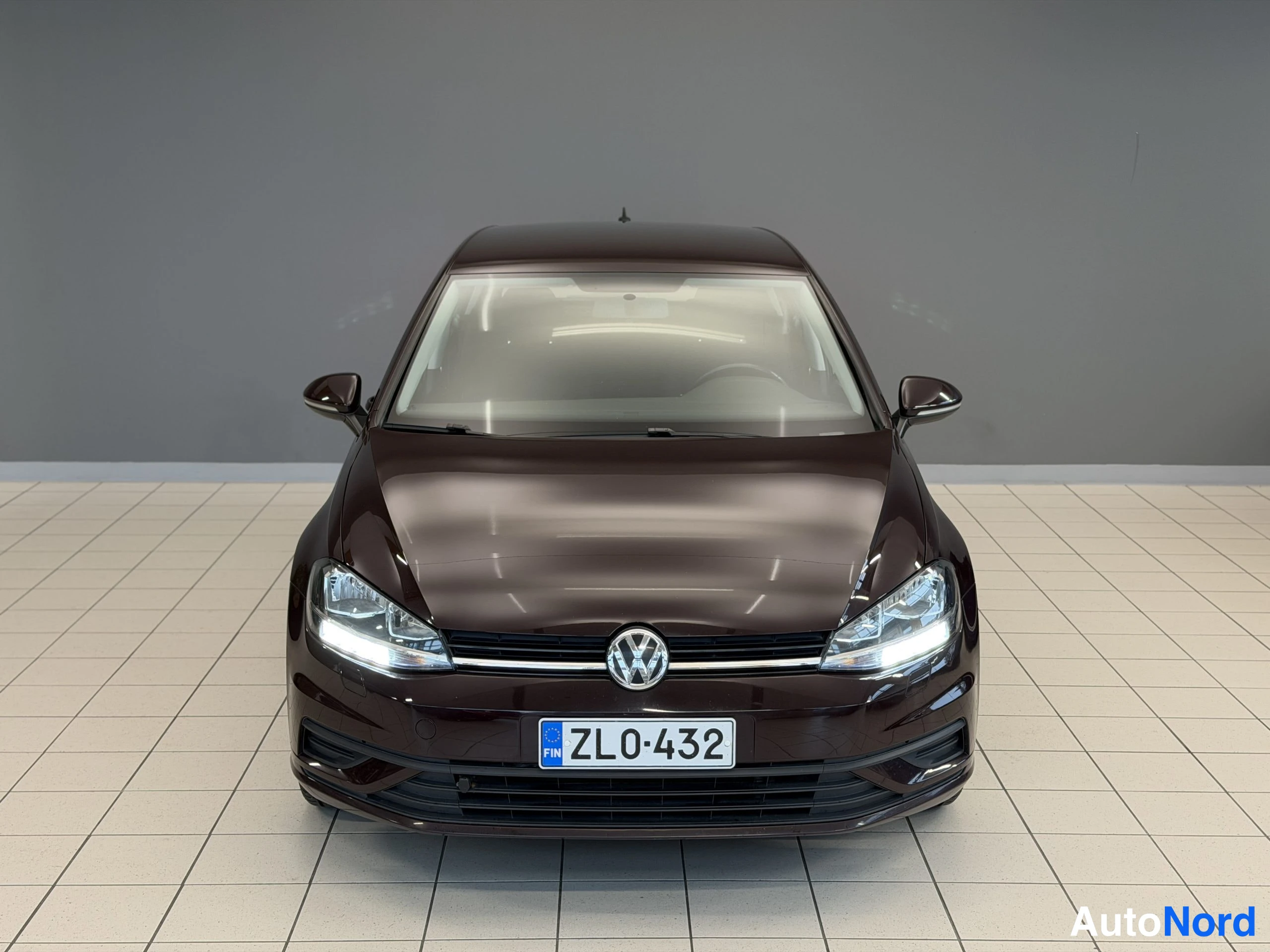 Musta Volkswagen Golf Trendline 2017, edestä, kuva 6