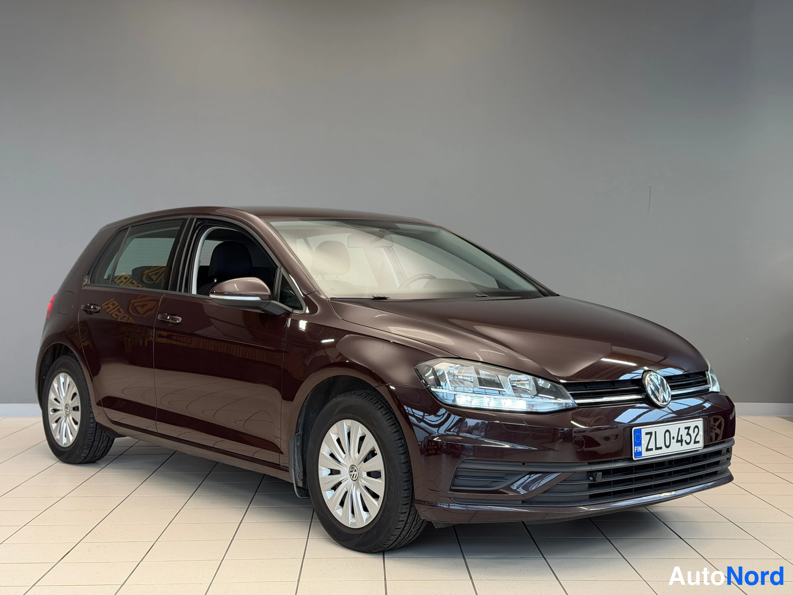 Musta Volkswagen Golf Trendline 2017, etuviisto, keula oikealle, kuva 3