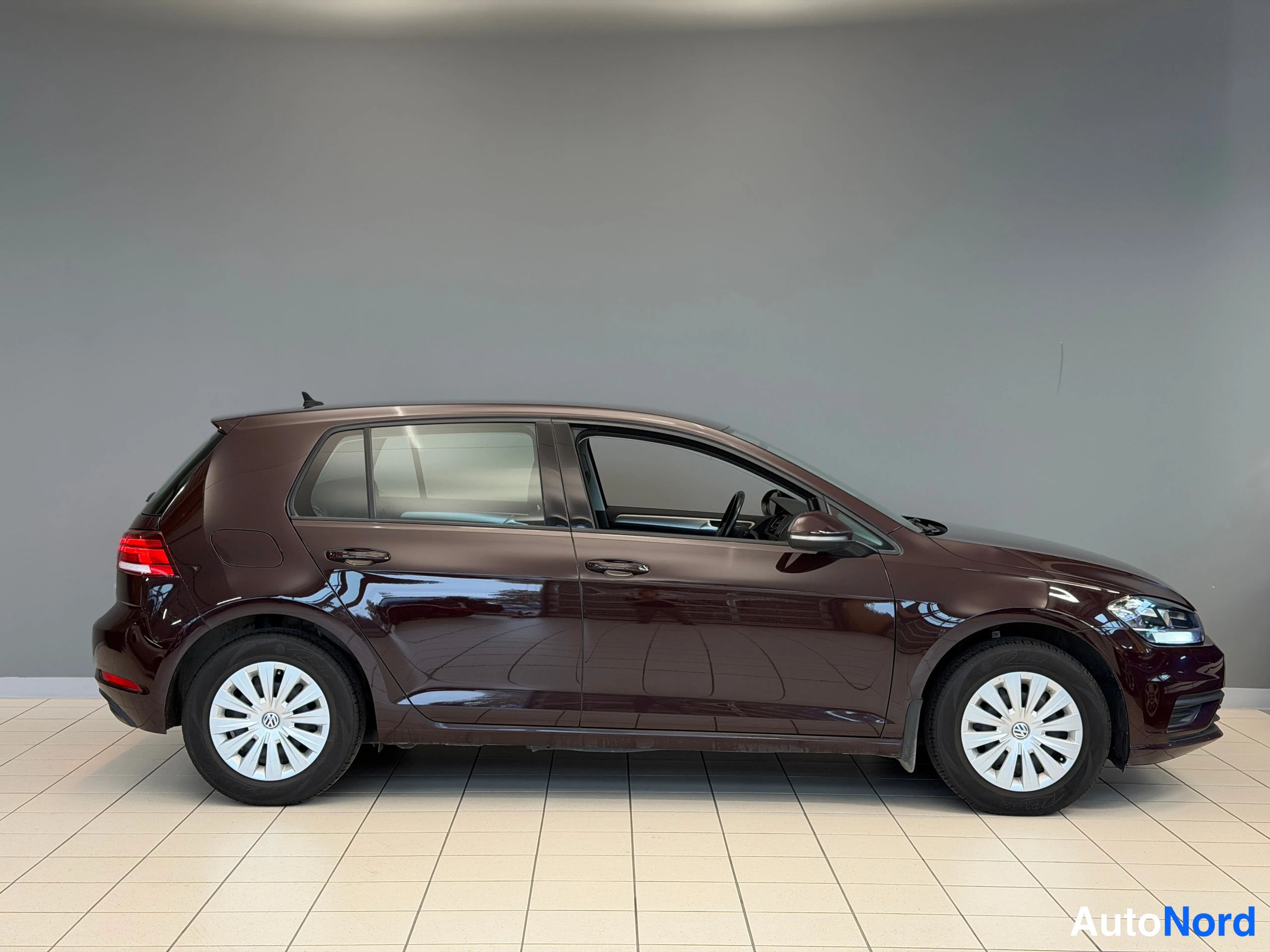 Musta Volkswagen Golf Trendline 2017, sivulta, kuva 7